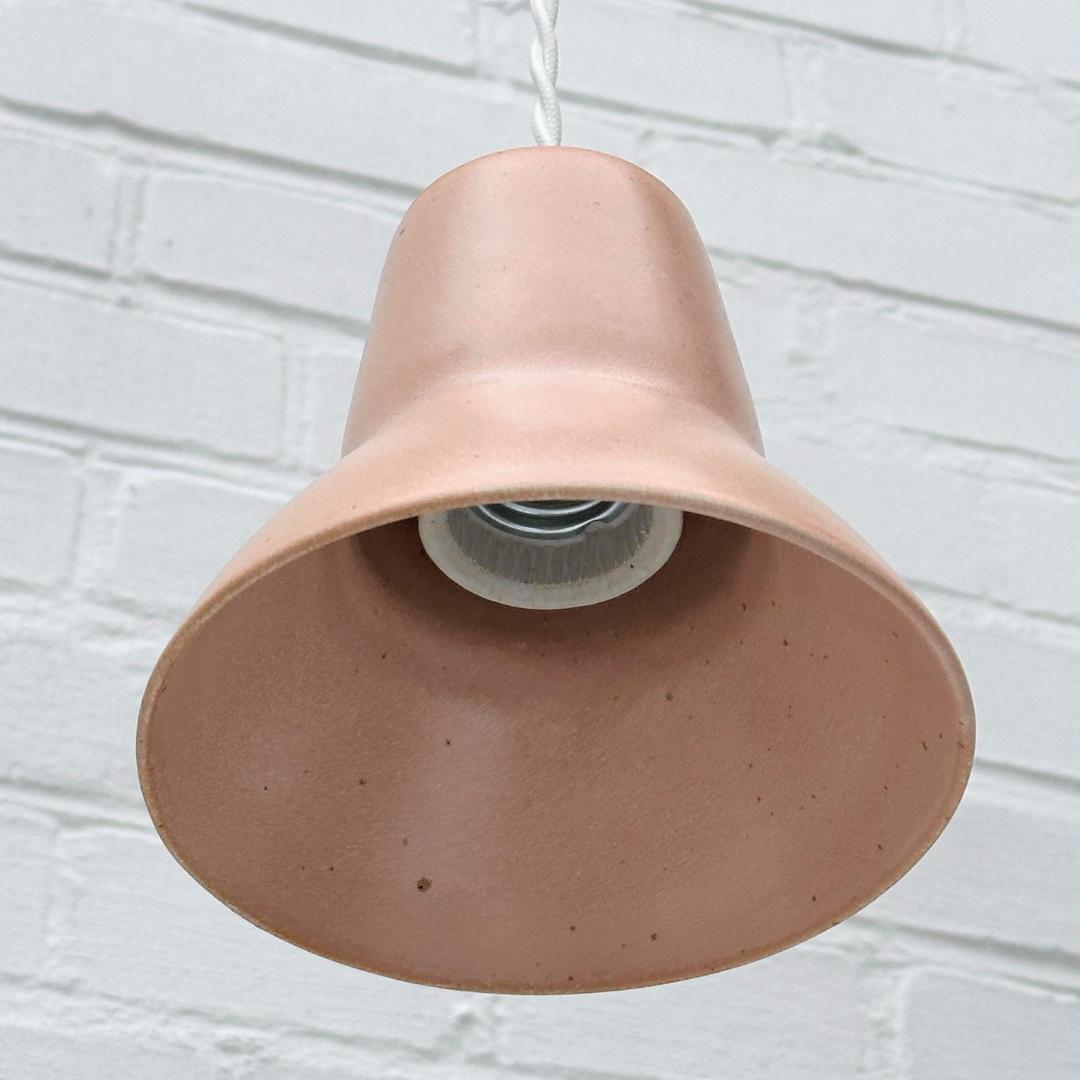 En smuk lampe i lyst ler fra Bornholms Keramikfabrik. Denne er i farven old rose, som er en svag lyserød farve
