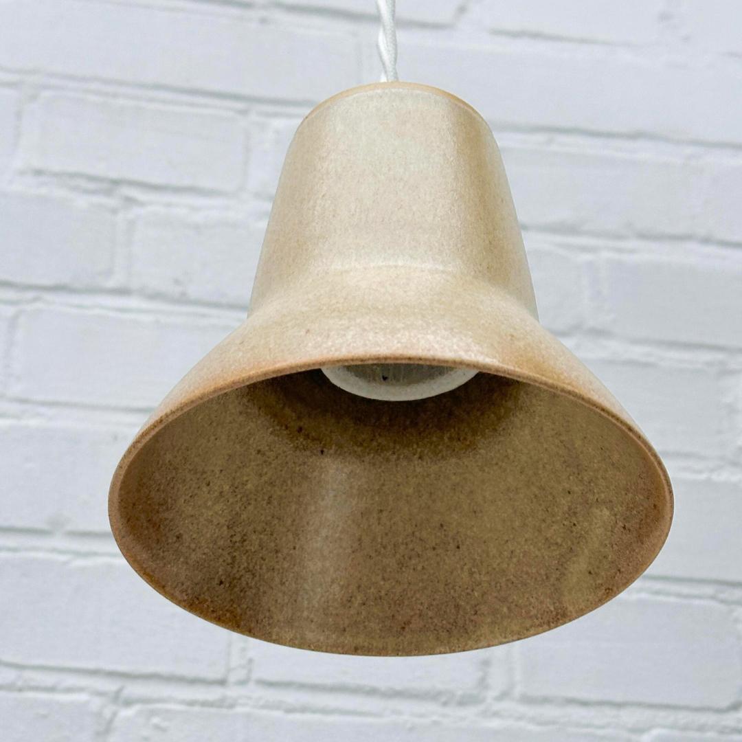 En fin lille lampe lavet af keramik. Den er sand/beige farvet.