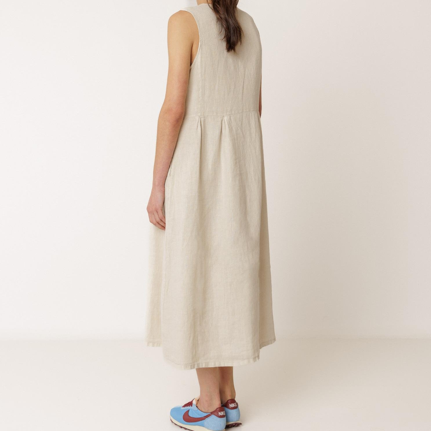 Hør kjole fra Indi&Cold i beige. Kjolen er vendbar som gør kjole alsidig.