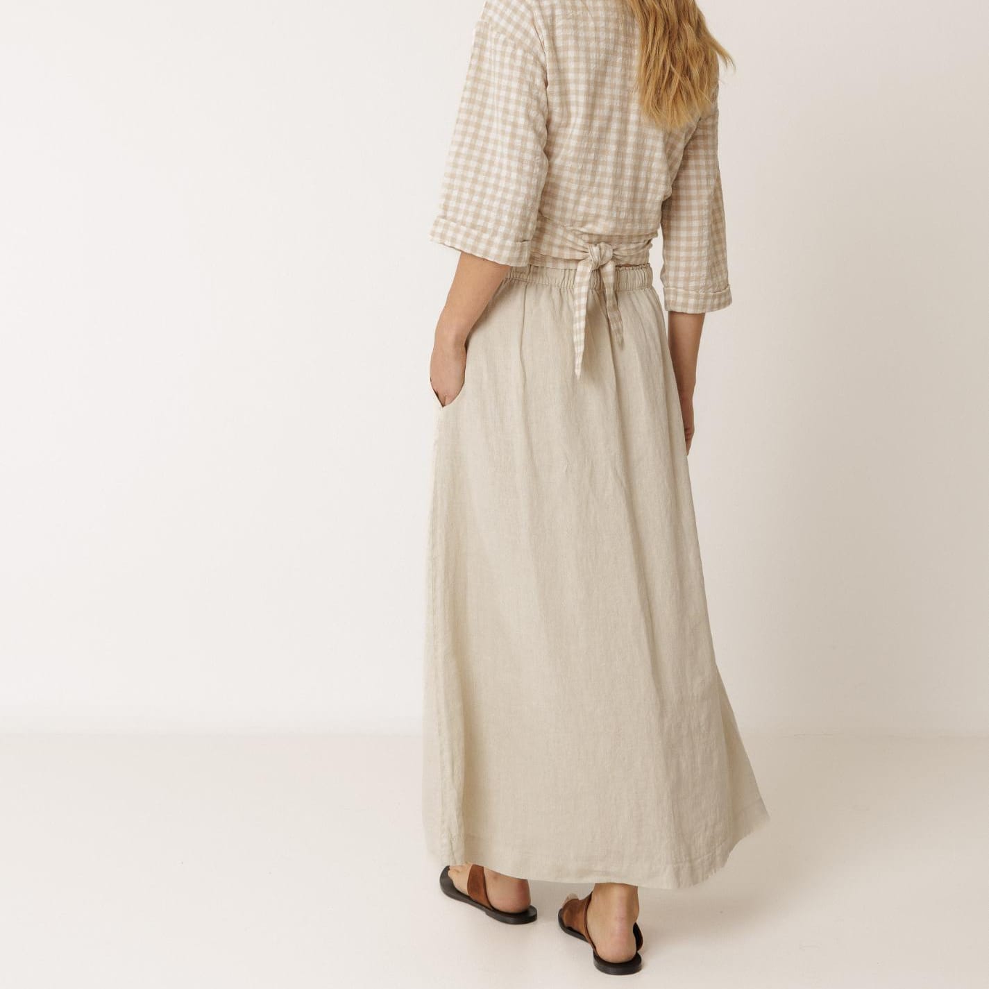 Maxi nederdel i beige hør fra Indi&Cold med let fald, fast front og elastisk talje bagpå.