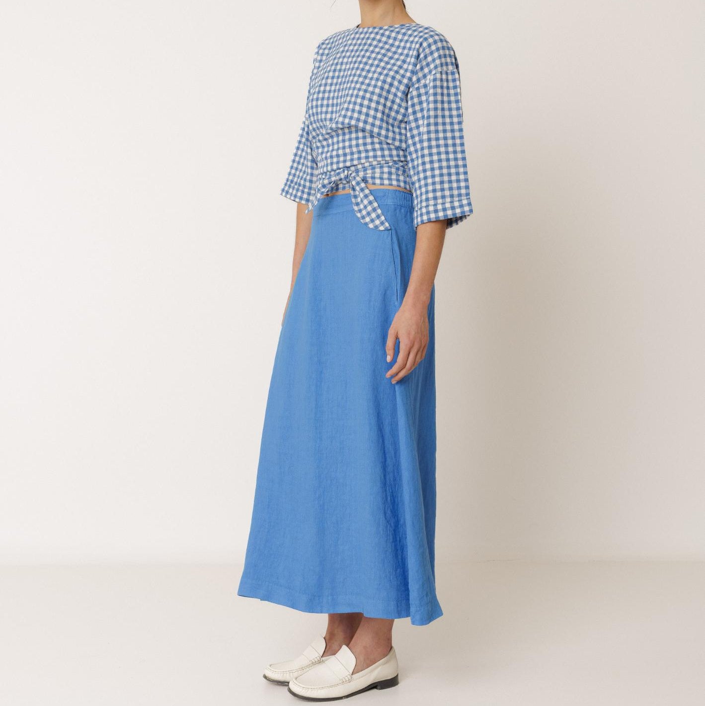 Maxi nederdel i blå hør fra Indi&Cold med let fald, fast front og elastisk talje bagpå.