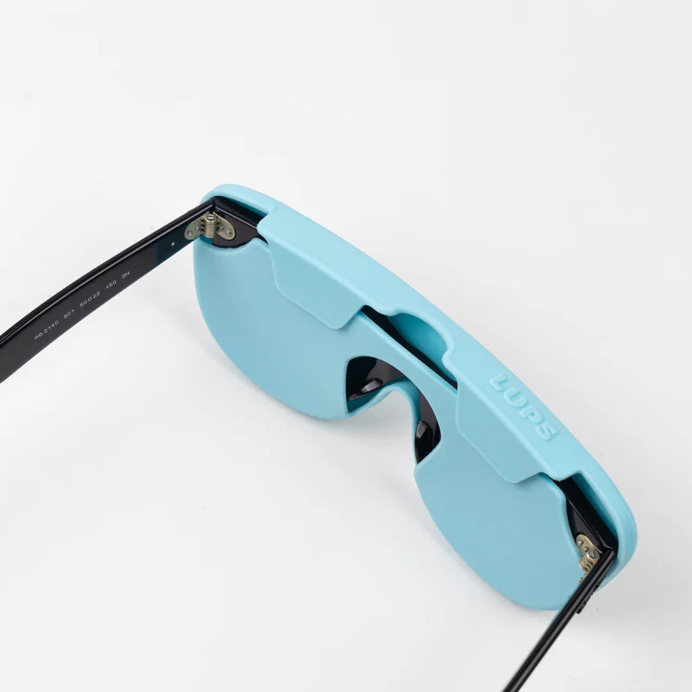 Brilleetui i lyseblå fra Lups The Case til praktisk opbevaring