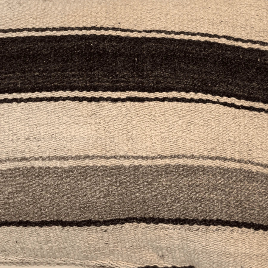 Stor frazada pude - 50x70cm. Fra Bolivia i sort, grå og beige farver