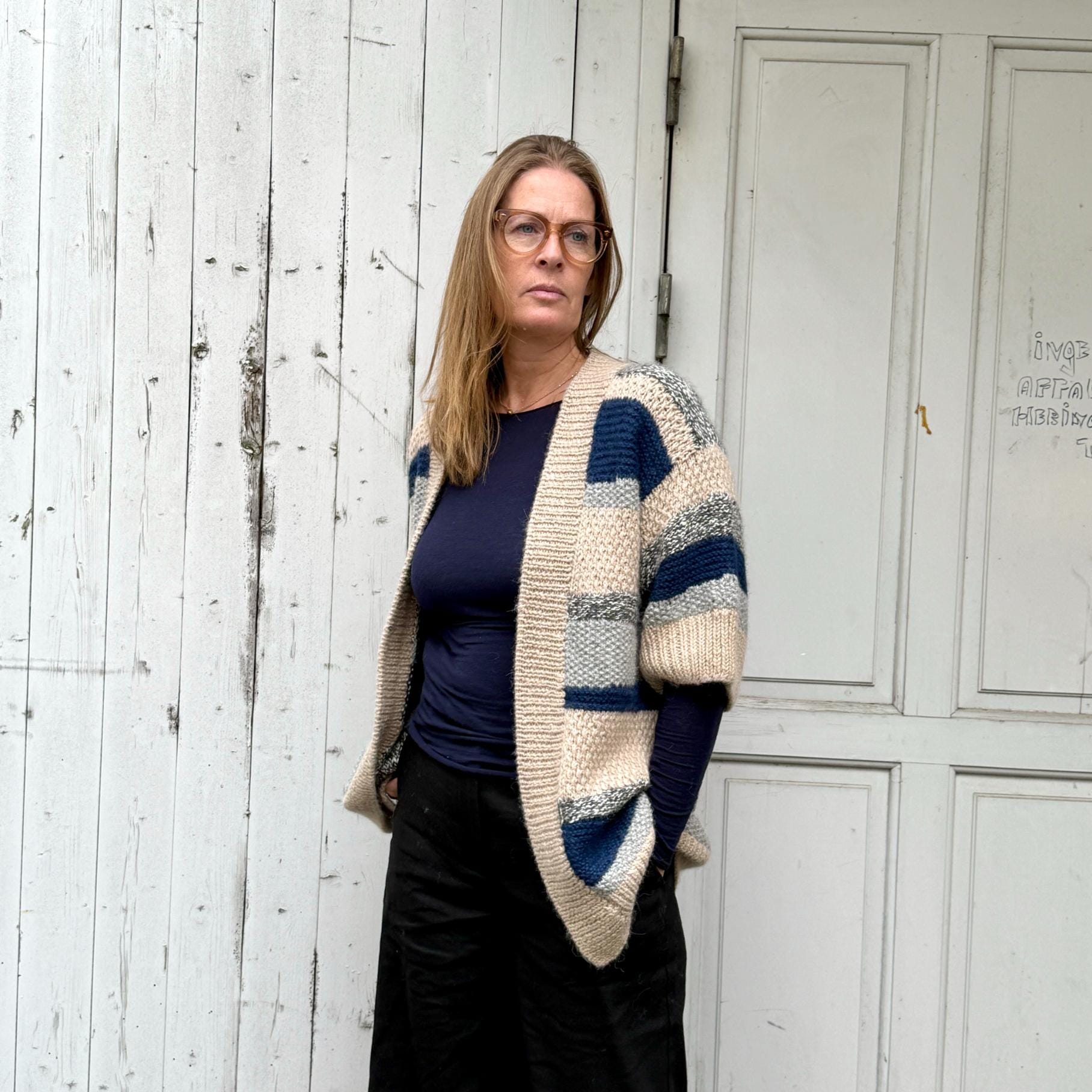 Boliviansk strik cardigan fra Chola med tre kvart ærmer og i beige og blå striber - kan bruges med en langærmet under