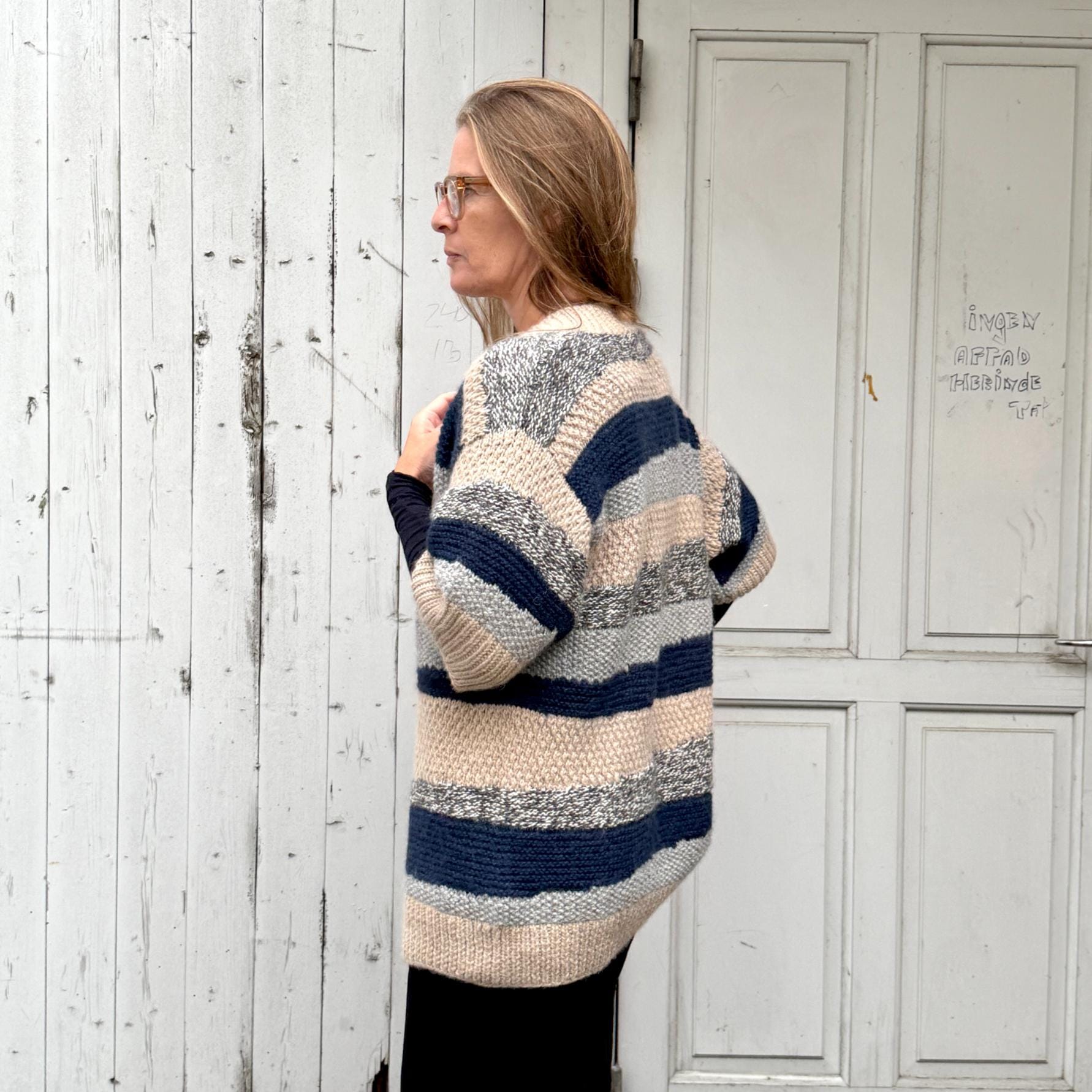 Boliviansk strik cardigan fra Chola med tre kvart ærmer og i beige og blå striber - fra siden