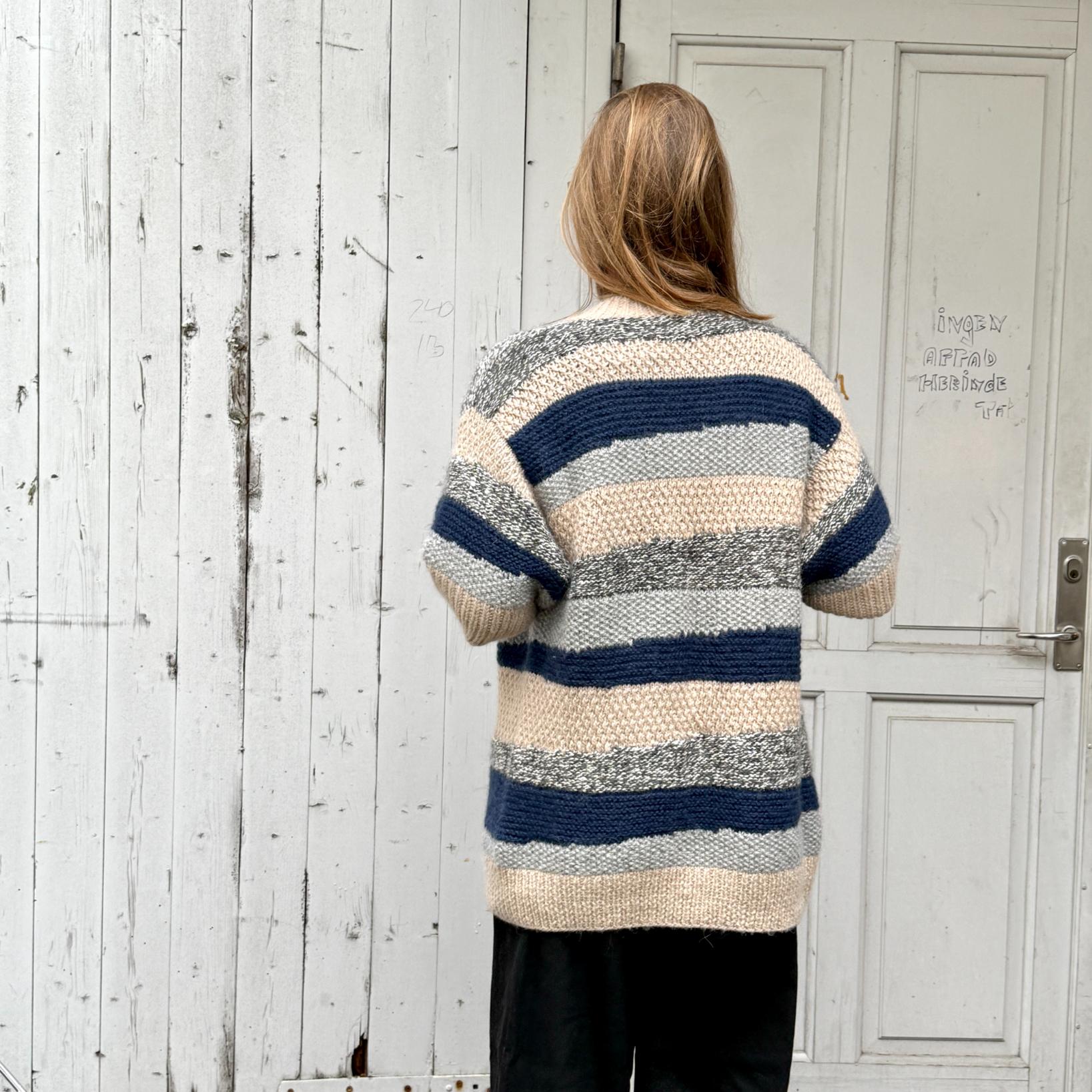 Boliviansk strik cardigan fra Chola med tre kvart ærmer og i beige og blå striber