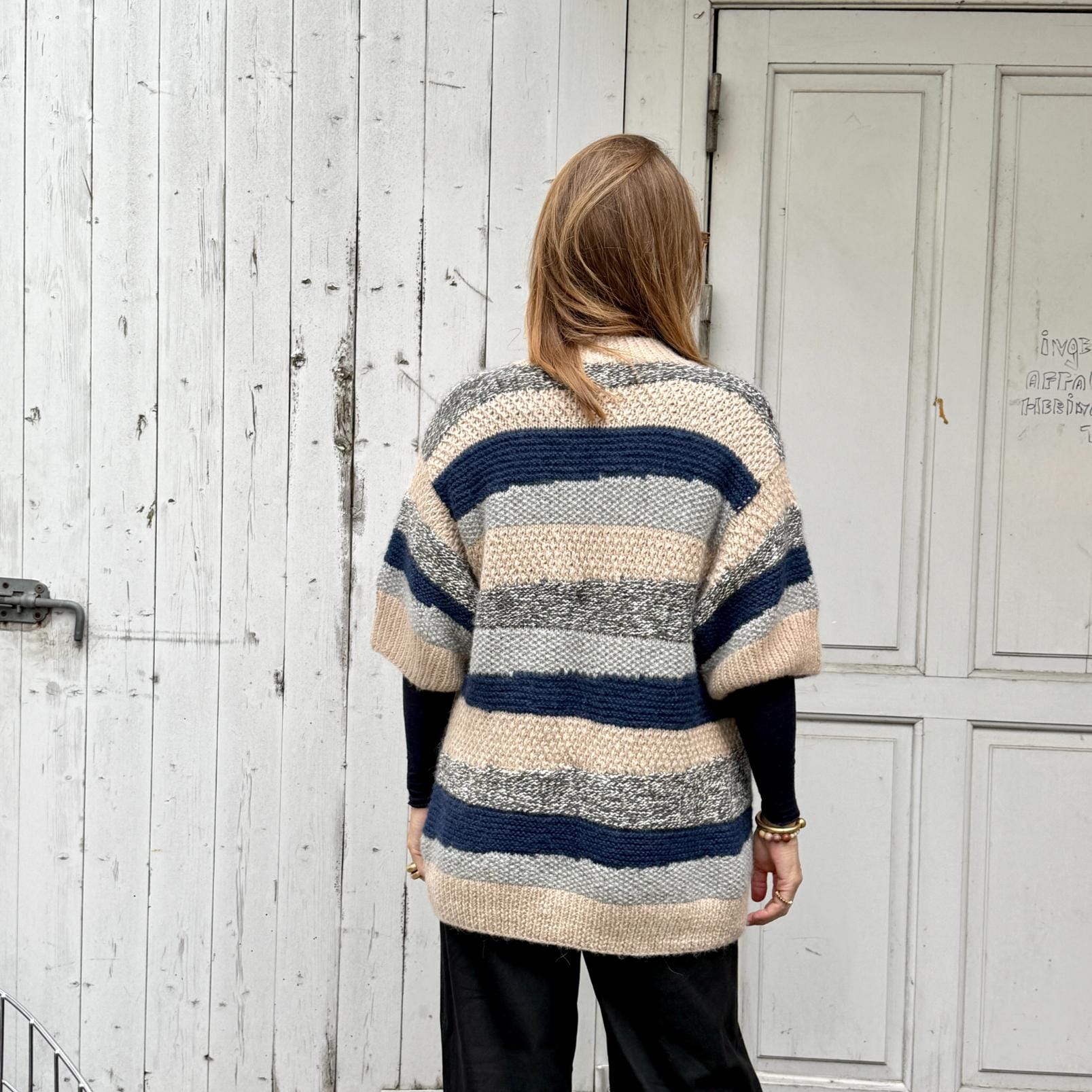 Boliviansk strik cardigan fra Chola med tre kvart ærmer og i beige og blå striber - bagfra