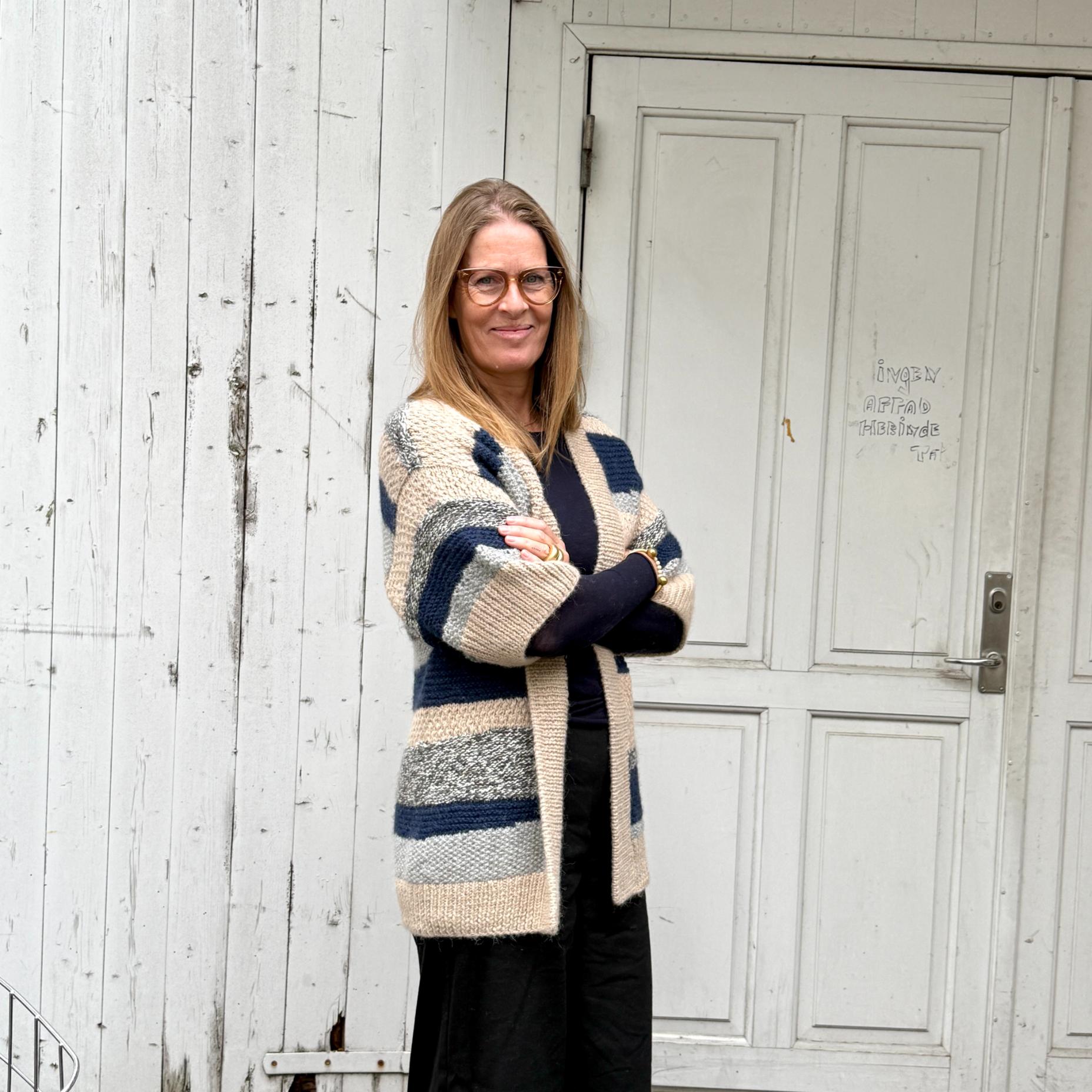 Boliviansk strik cardigan fra Chola med tre kvart ærmer og i beige og blå striber