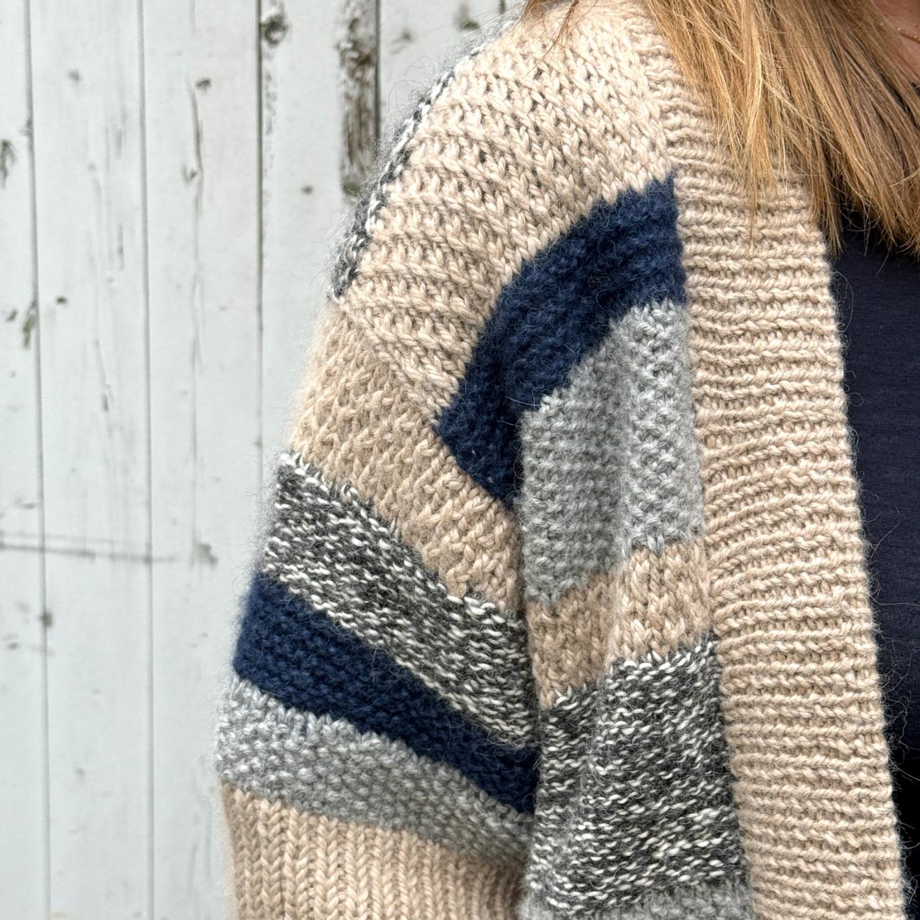 Boliviansk strik cardigan fra Chola med tre kvart ærmer og i beige og blå striber