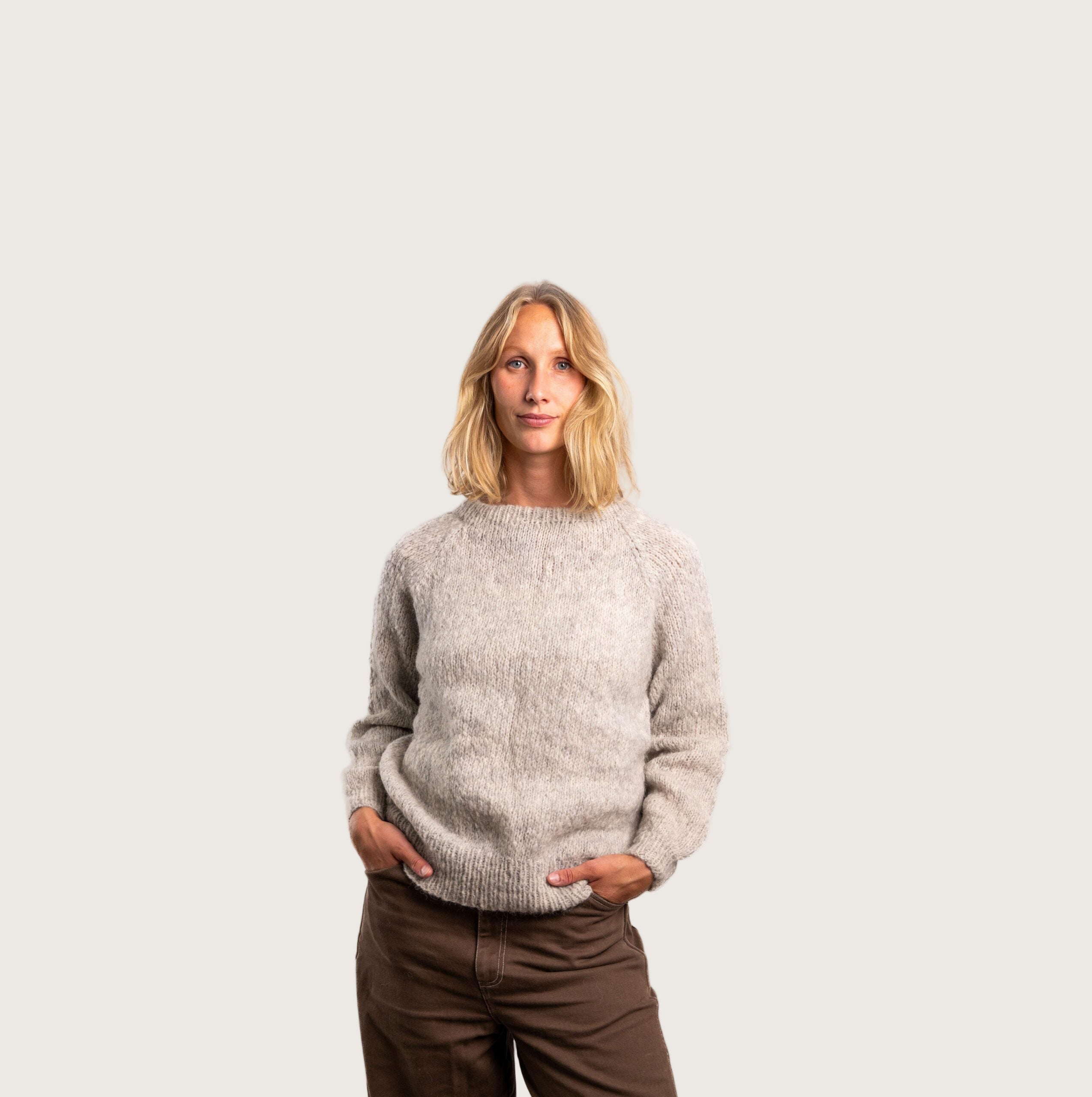 Lysegrå alpakastriktrøje fra Coffee Beanies