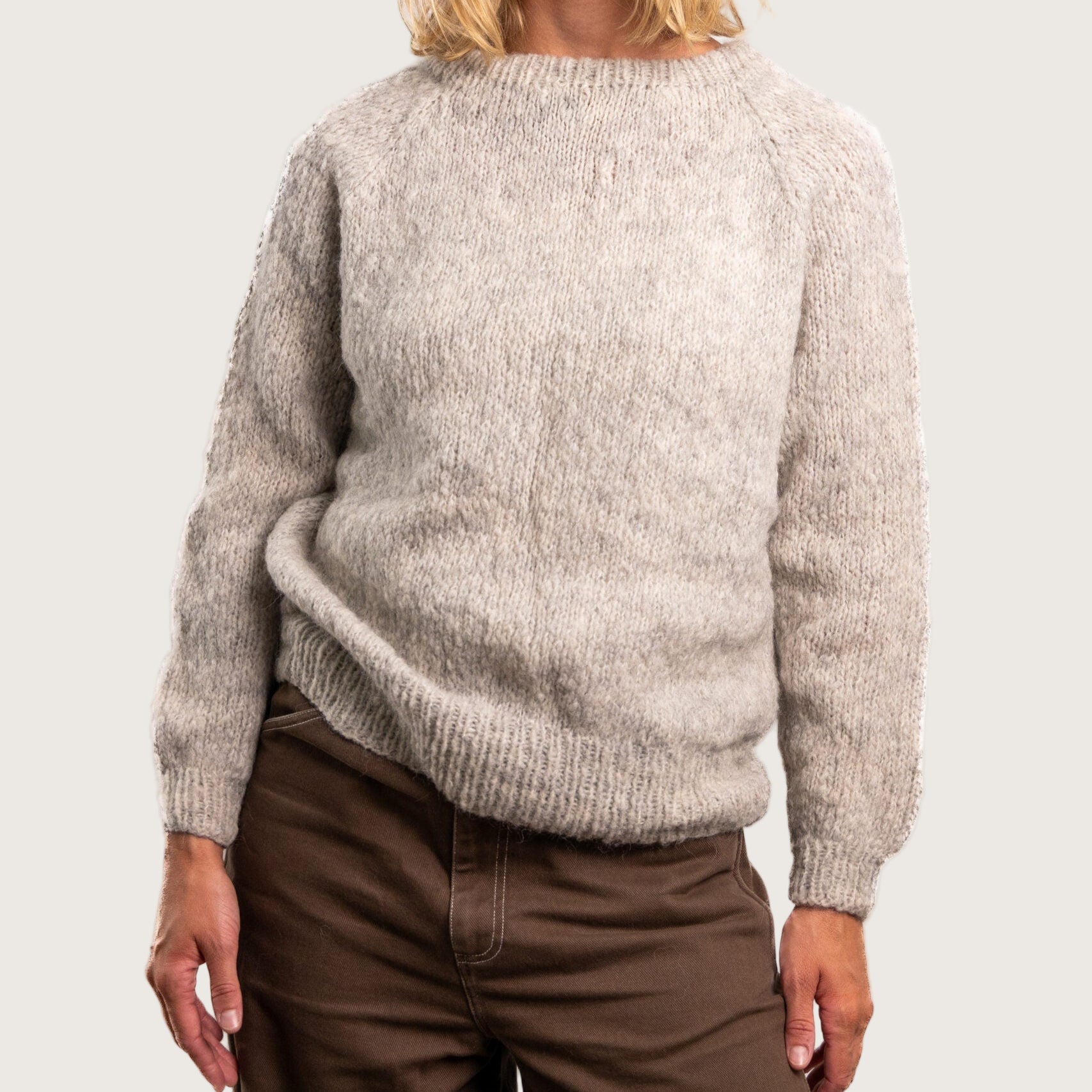 Lysegrå striktrøje i alpaka fra Coffee Beanies