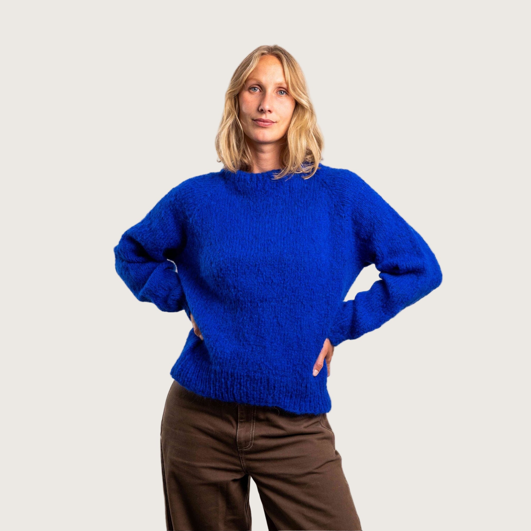 Ida Striktrøjen fra Coffee Beanies er en klassisk striktrøje med rund hals og lange ærmer. Trøjen er lavet i 100% blød alpakauld og er onesize. Denne er petroleumsblå