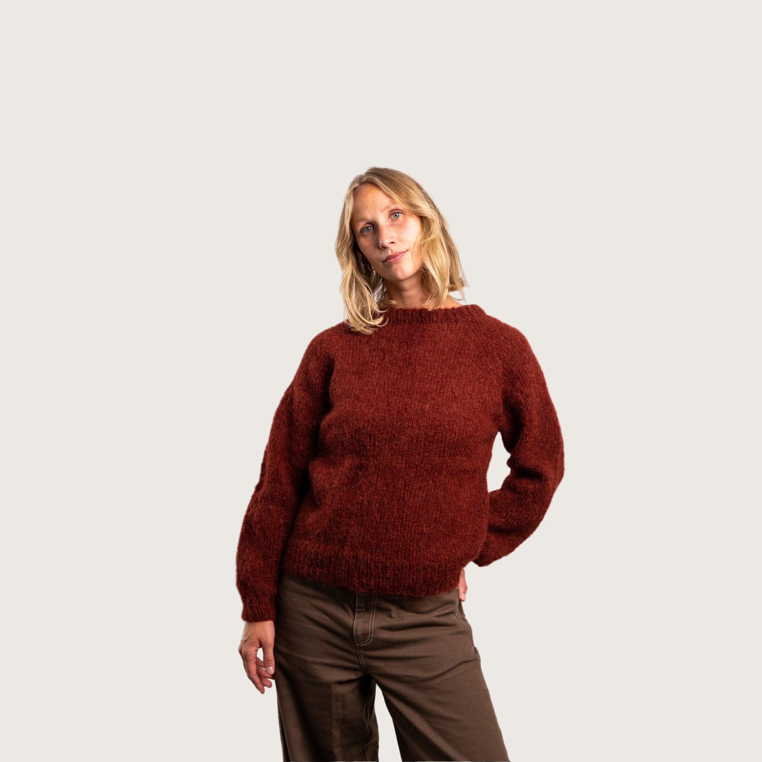 vin rød striktrøje fra Coffee Beanies i en lød alpakauld