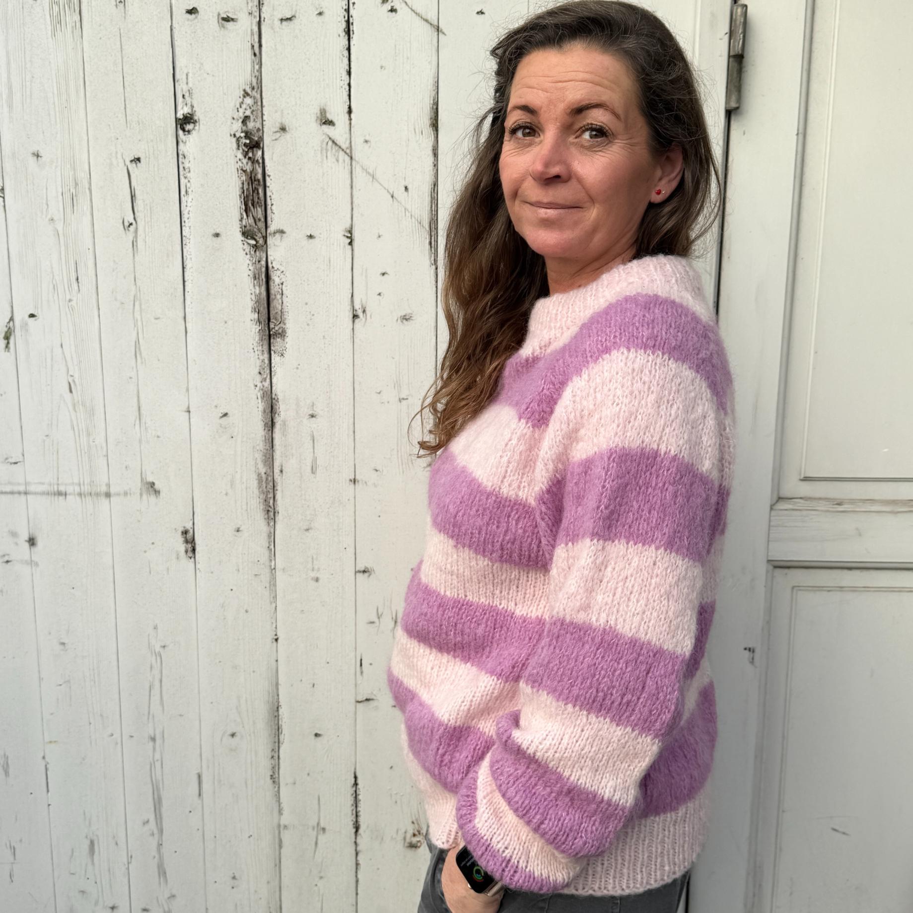 Ida striktrøje i lilla med striber - fra Coffee Beanies i alpacamix