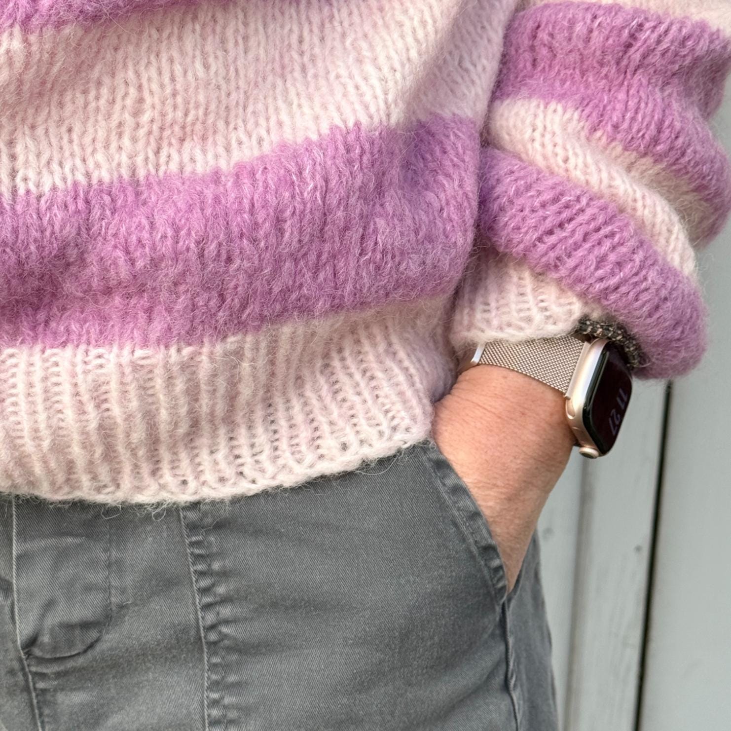 Ida striktrøje fra Coffee Beanies i alpacamix i lilla med striber.