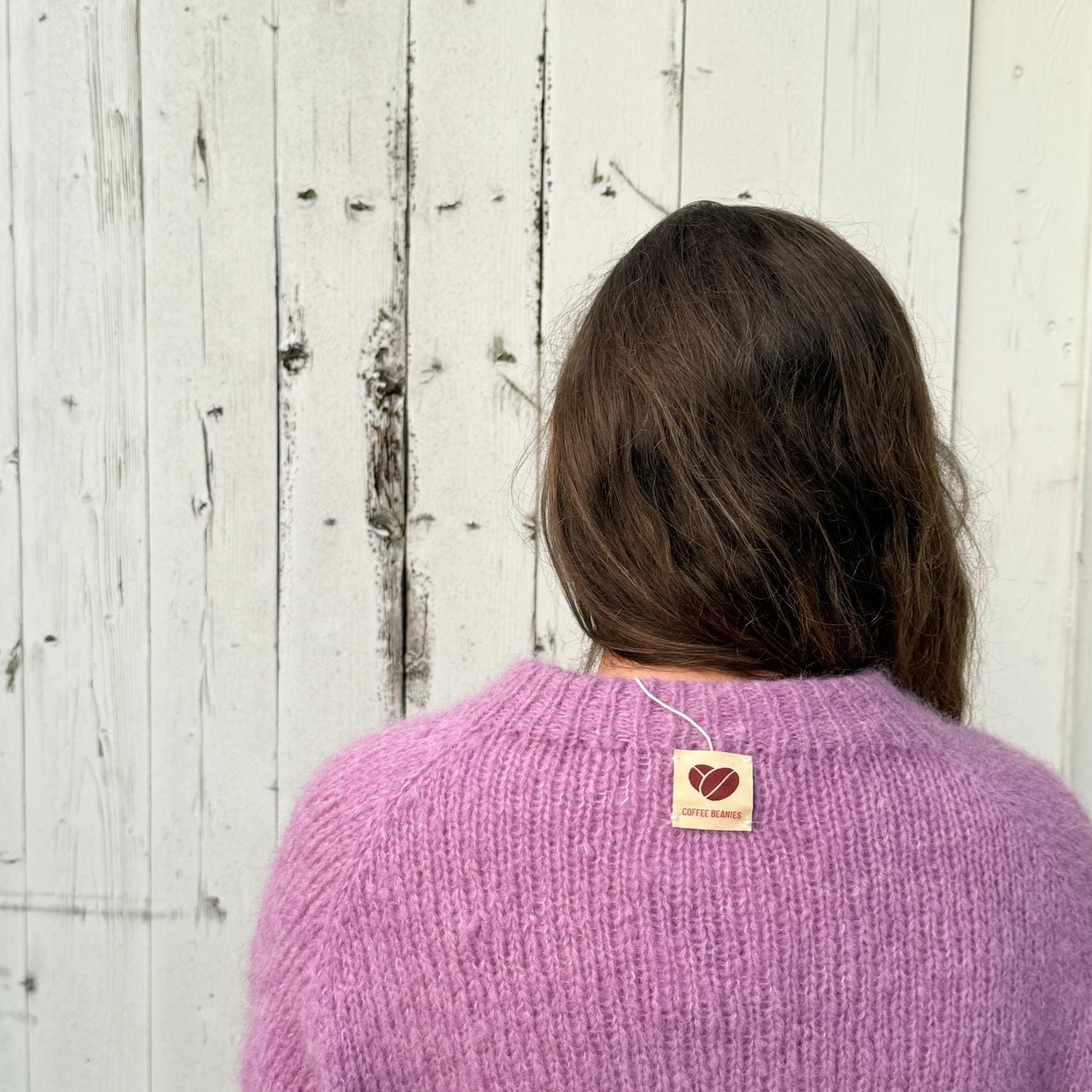 Striktrøje fra Coffee Beanies i lilla bagfra