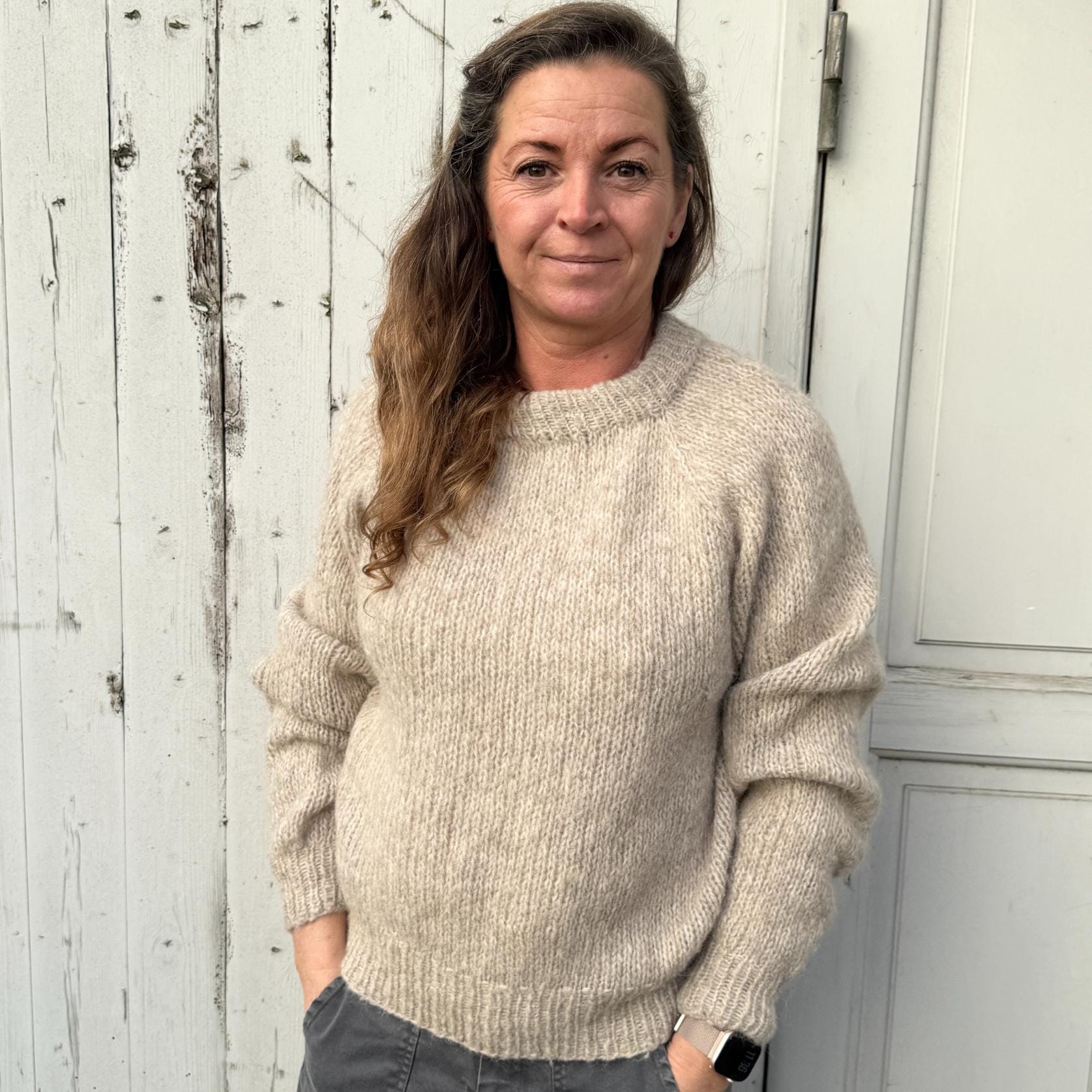 Striktrøje Coffee Beanies i farven Sandy - strikket i blødt garn