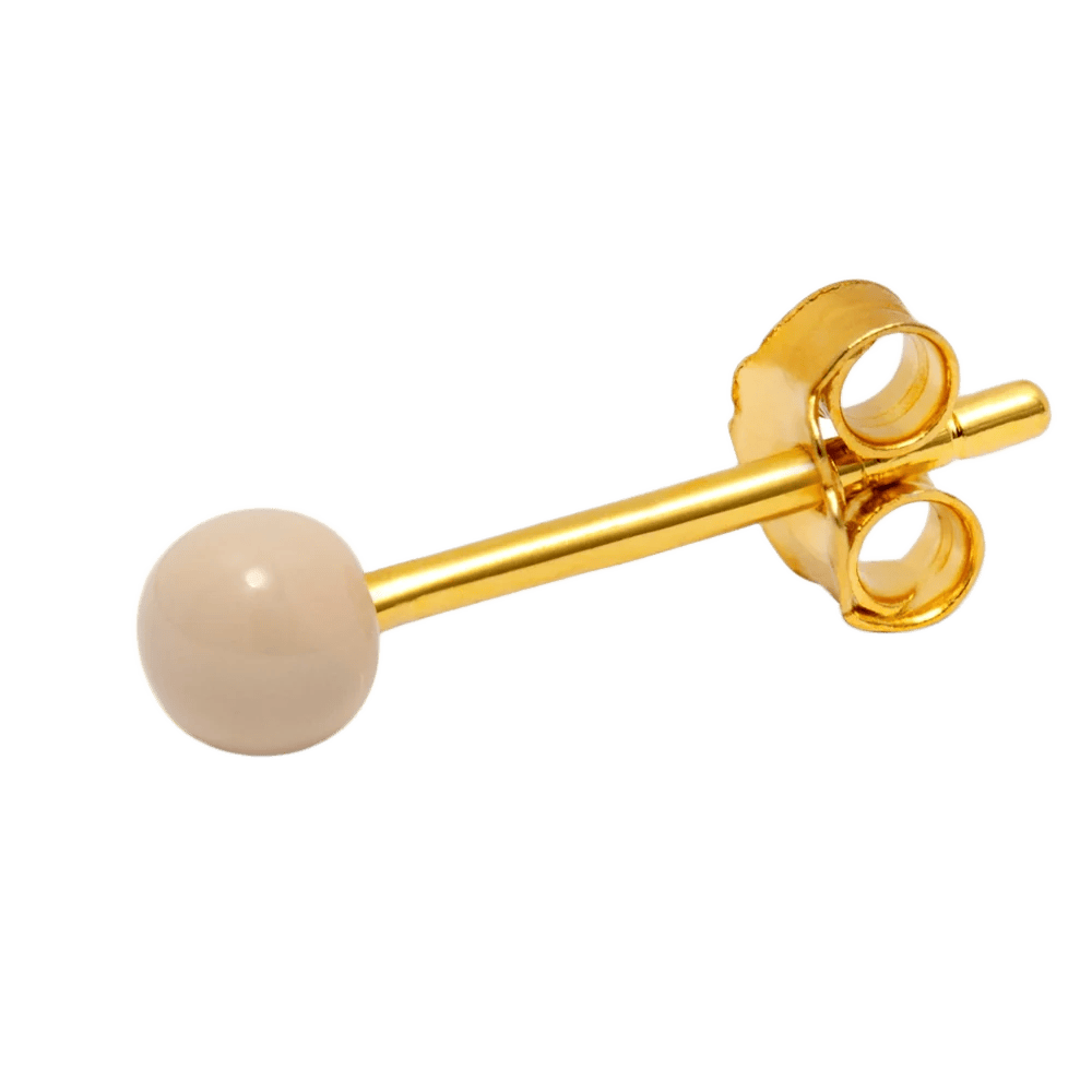 Color ball fra LULU Cph er en ørestik med en enkelt kugle på - denne er buttercream som er en beige farve