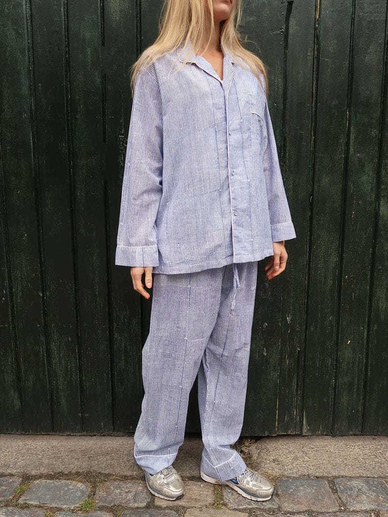 Smuk og blød stribet pyjamas i blå og hvid