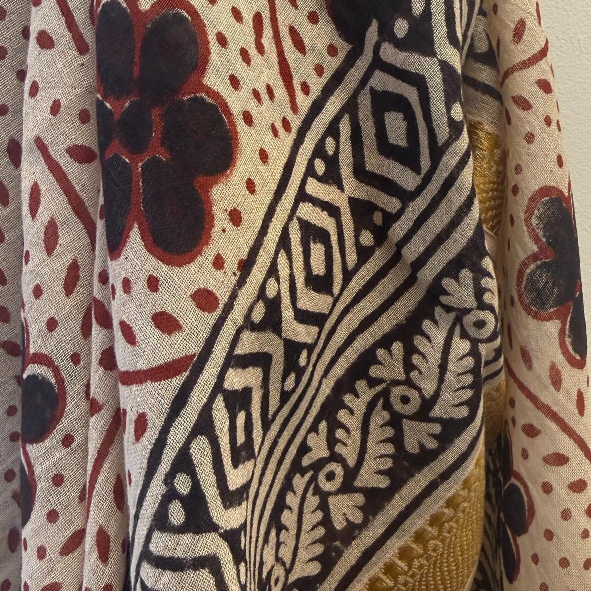 let og luftigt tørklæde fra Craft sisters. Gyldne farver og med blomstermotiv.