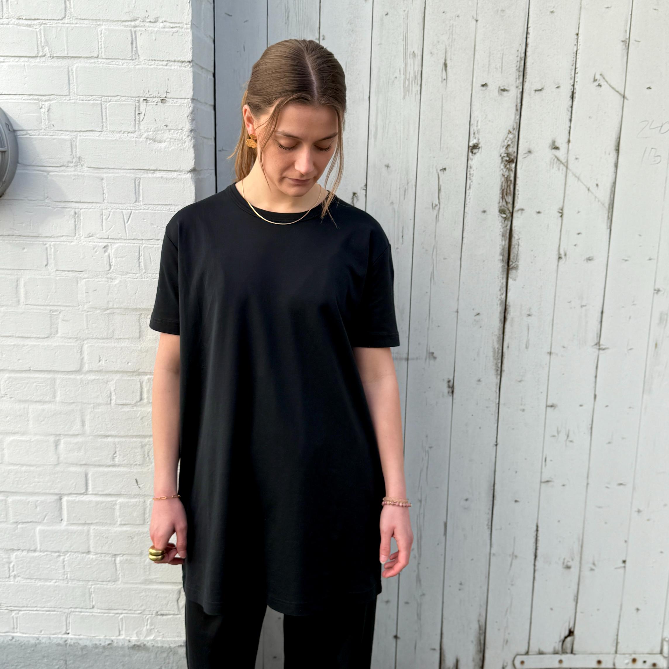 DERRET T-shirt fra Crossley, som er en kortærmet oversize t-shirt med et loosefit - en klassisk lang t-shirt i 100% bomuld.