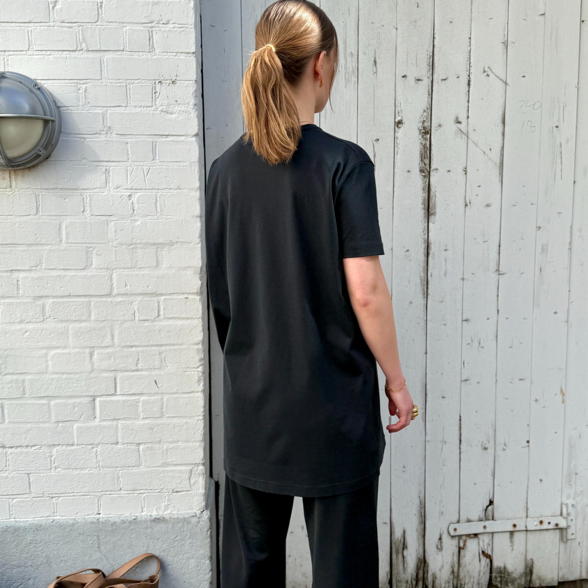 DERRET T-shirt fra Crossley, som er en kortærmet oversize t-shirt med et loosefit - her ses den bagfra