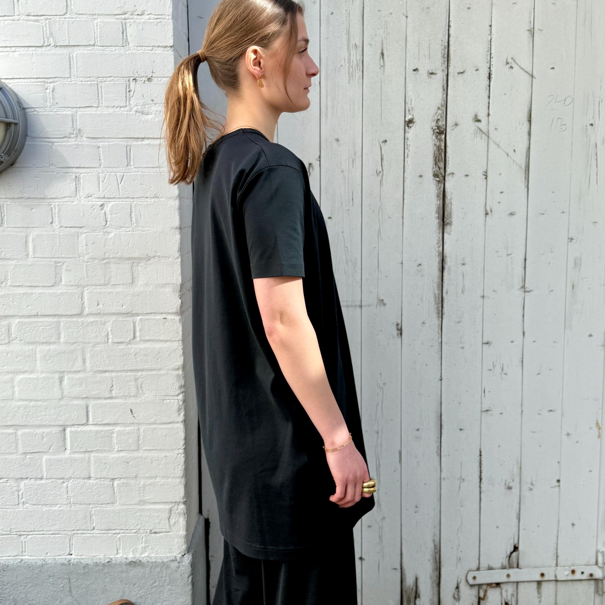 Oversize og kortærmet DERRET T-shirt fra Crossley i ren bomuld - fra siden