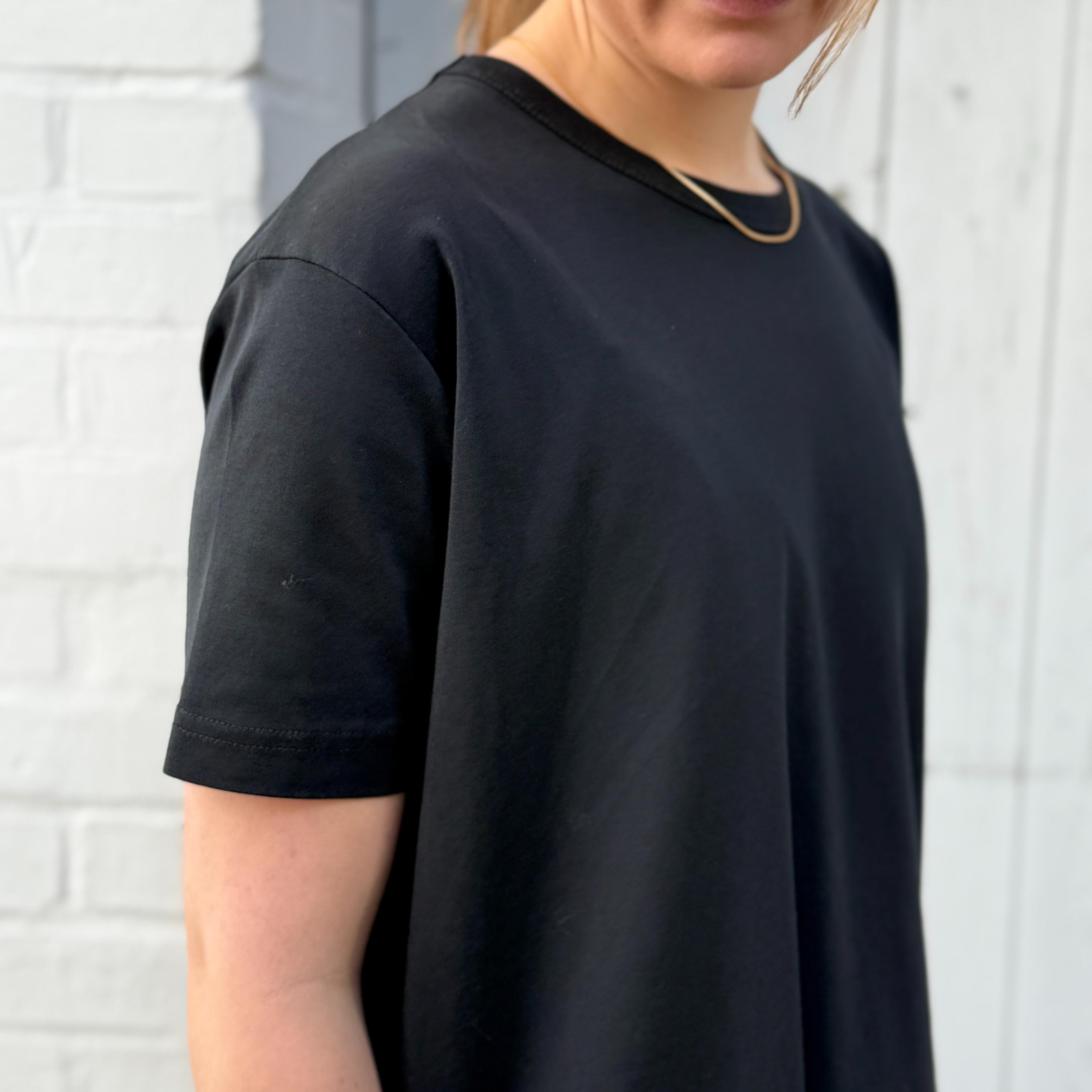 DERRET T-shirt fra Crossley, som er en kortærmet oversize t-shirt med et loosefit - close up billede af teksten