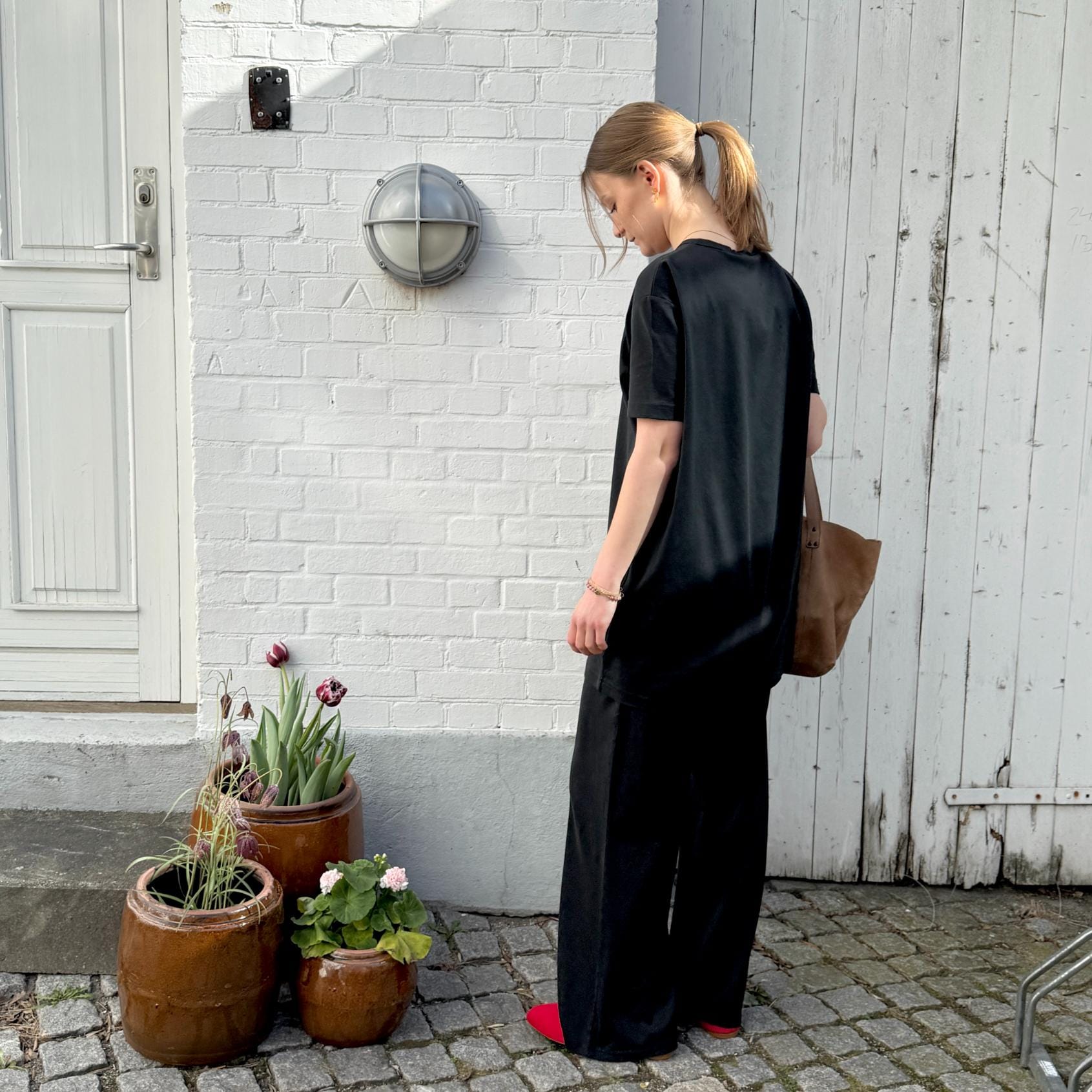 En kortærmet oversize DERRET T-shirt fra Crossley med loose fit og klassisk langt snit