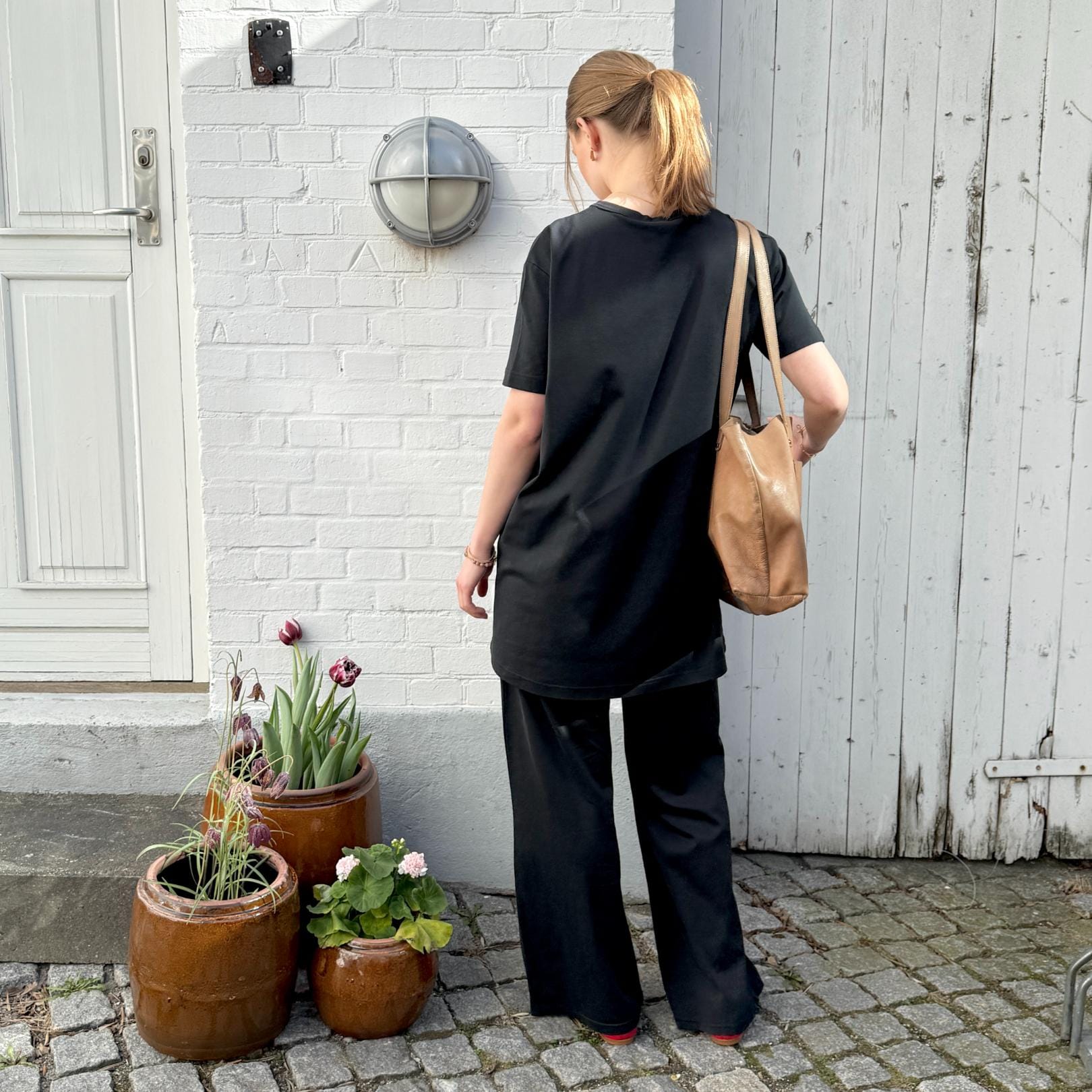 En enkel DERRET T-shirt fra Crossley i 100% bomuld med loose fit og korte ærmer - billede taget bagfra