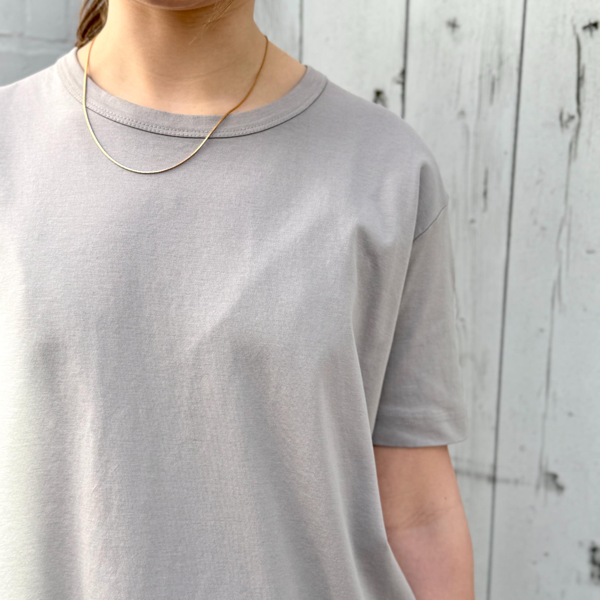 En tidløs, lang oversize T-shirt fra Crossley med korte ærmer og blød bomuld - close up billede af tshirten