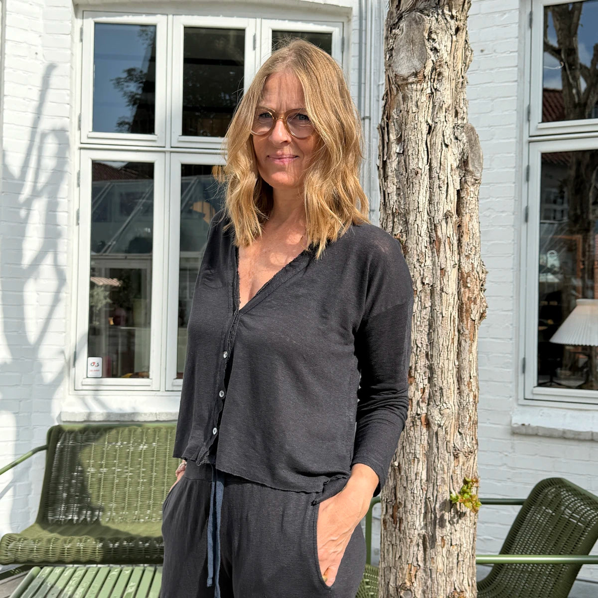 Mørkeblå cardigan i hør fra Crossley