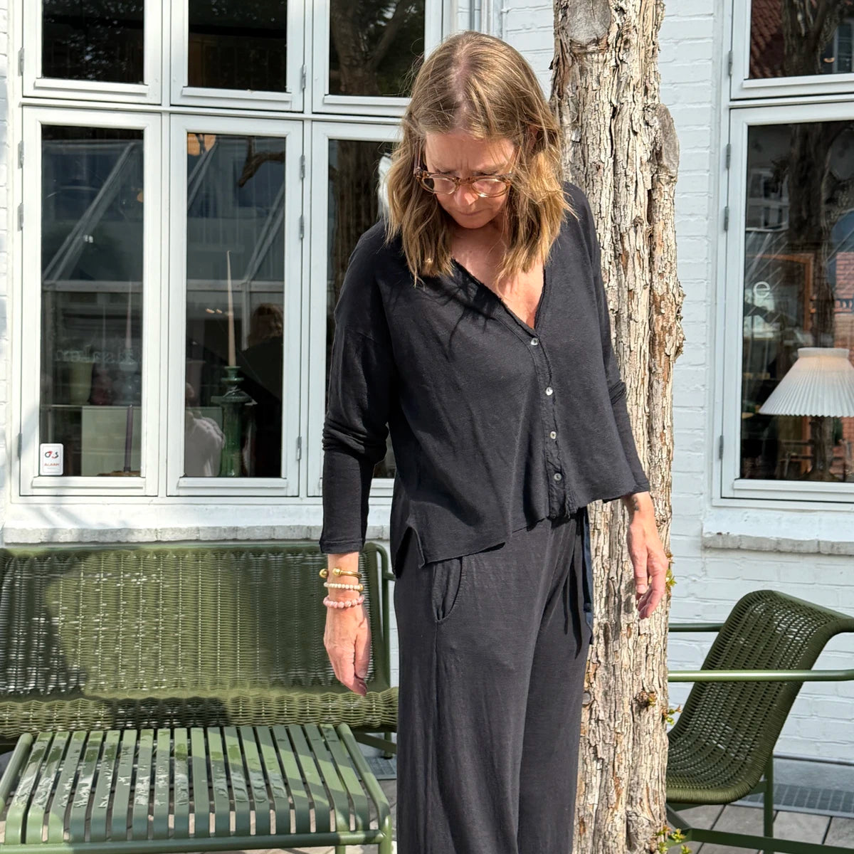 Mørkeblå cardigan i hør fra Crossley