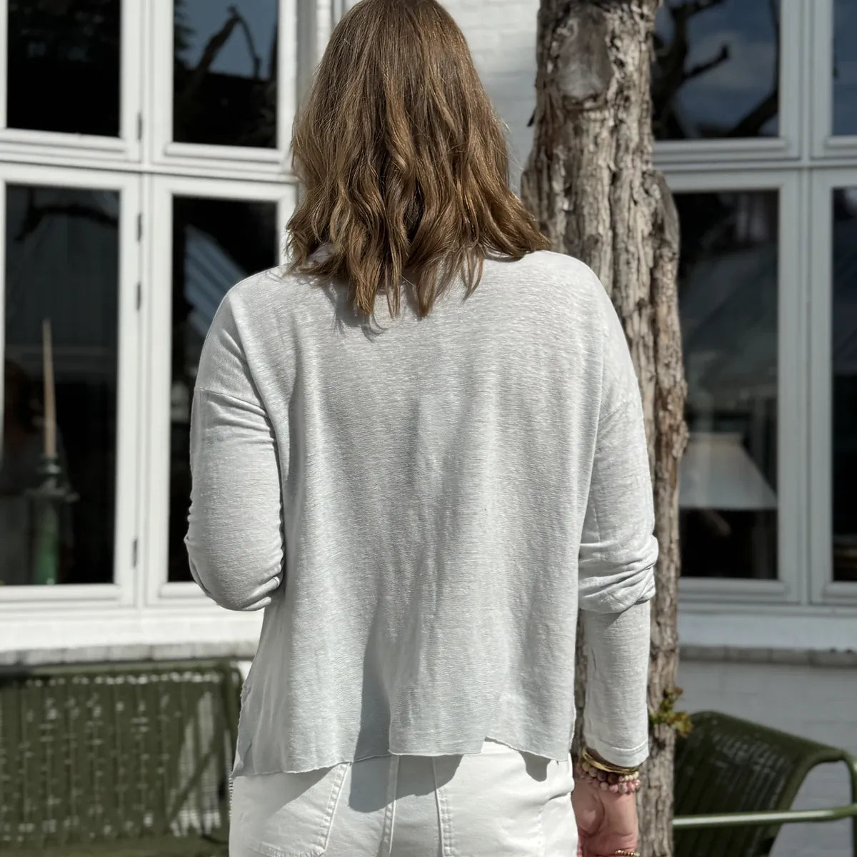 Lysgrå langærmet cardigan i hør fra Crossley - her ses den bagfra