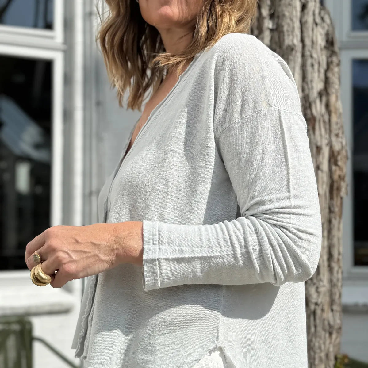 Denne lysgrå Crossley-cardigan i hør er langærmet og perfekt til et afslappet look