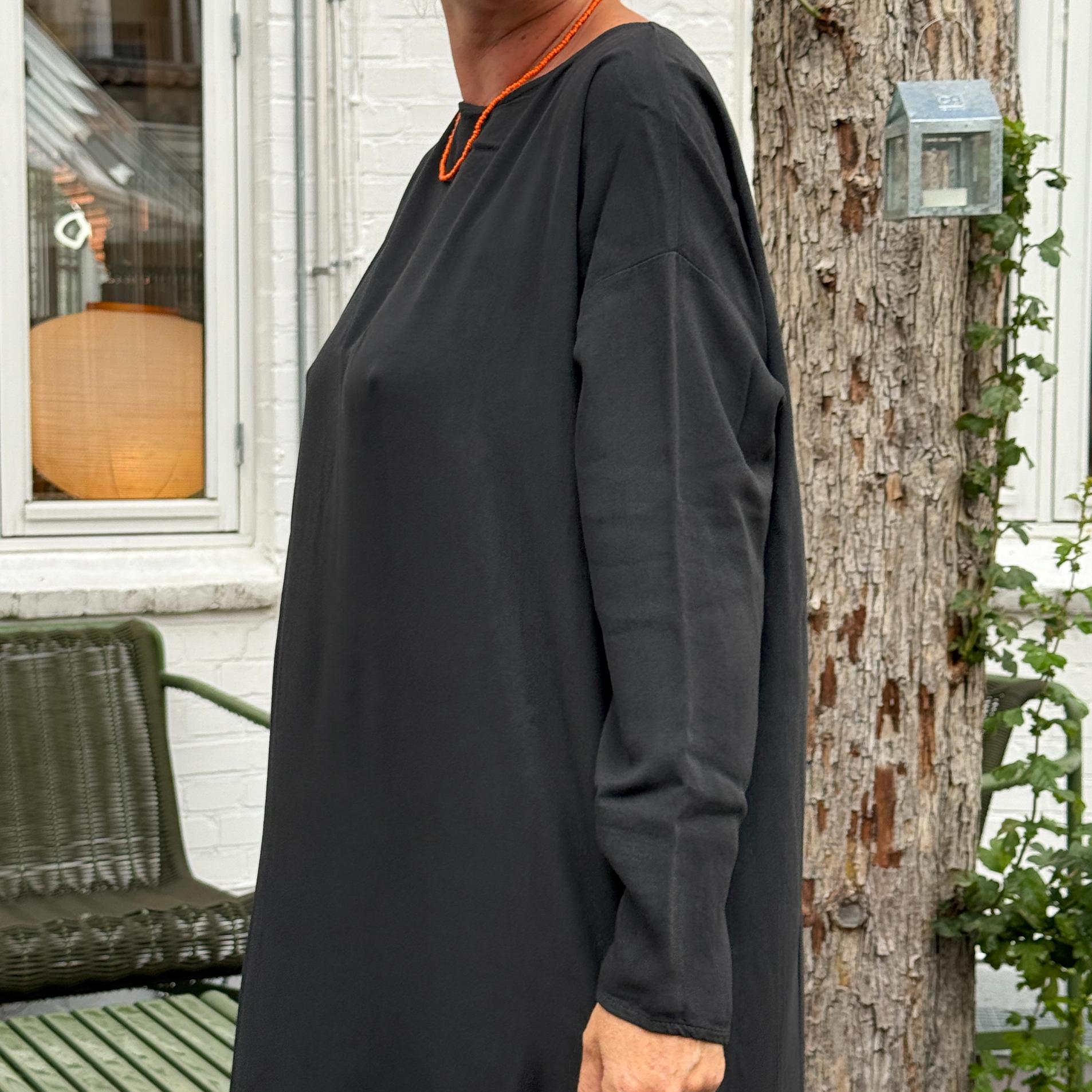 Crossley sort viskose kjole