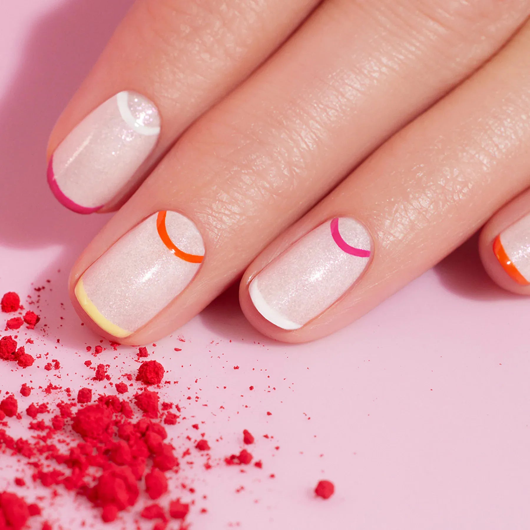 En vegansk neglelak fra Manucurist Paris. Gloss er en hvid farve med pink glimmer i
