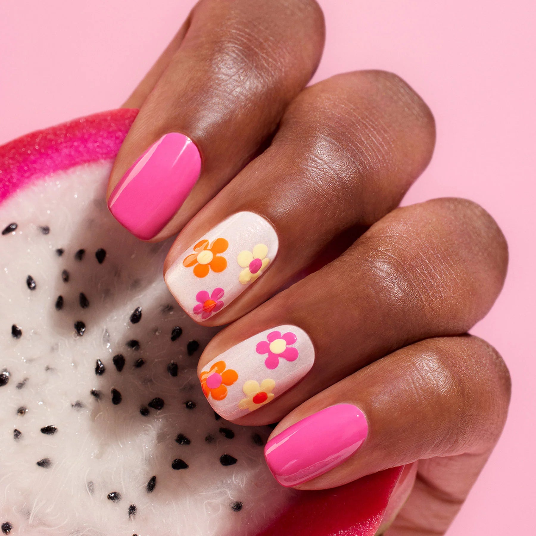 En vegansk neglelak fra Manucurist Paris. Gloss er en hvid farve med pink glimmer i