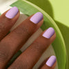 En vegansk neglelak fra Manucurist Paris i farven 'Lisa Lilas' som er en lilla farve