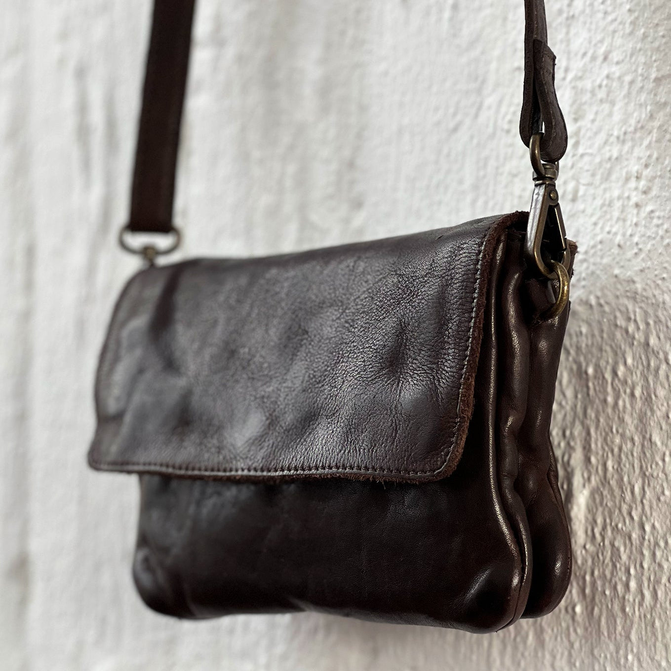 Emory tasken fra MONTANA ESt. 1957 er en lille skuldertaske med aftagelige stropper, som gør, at den nemt kan blive en lille clutch