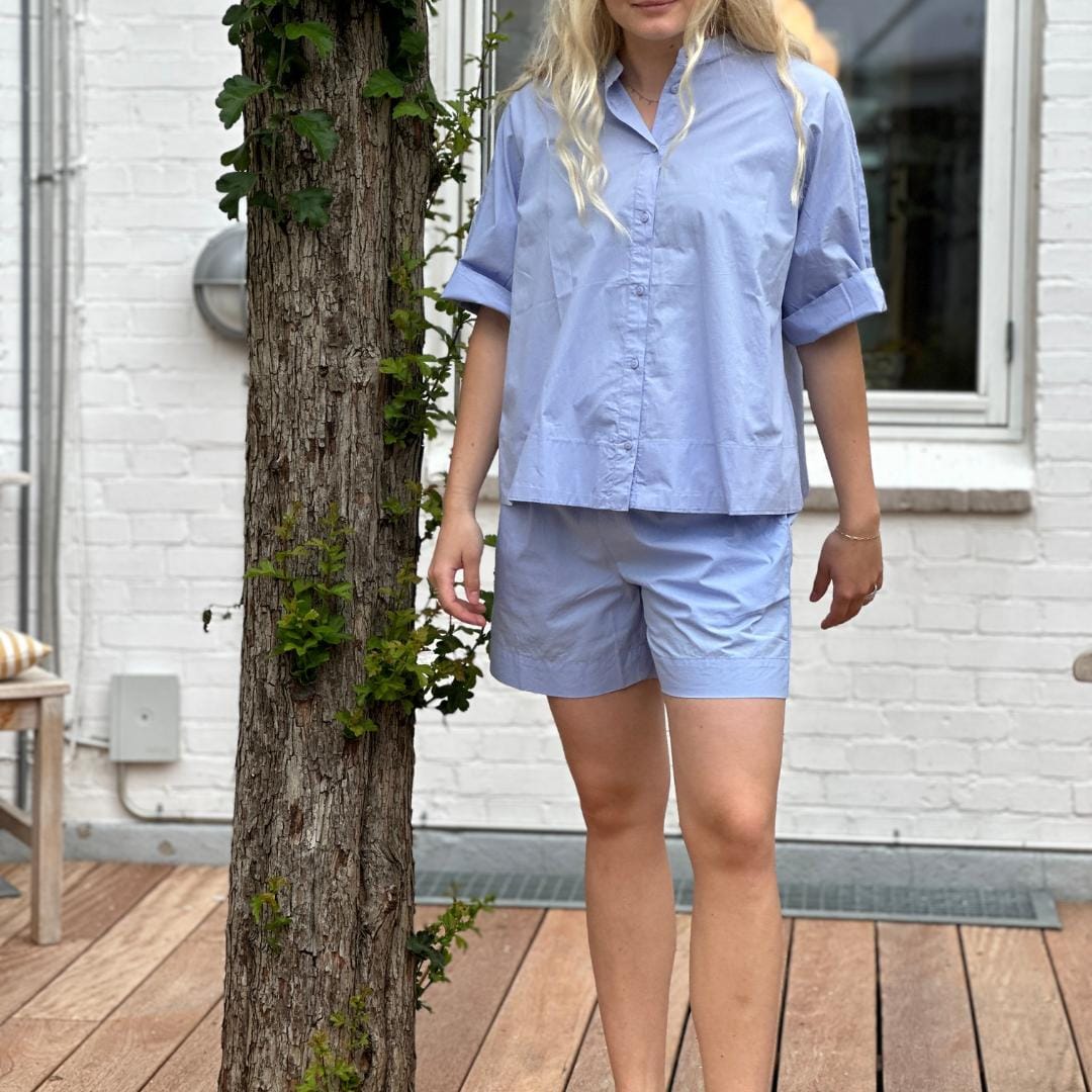 Skjorten er gennemknappet, og er lavet i en let bomuldspoplin, som gør den åndbar og super behagelig at have på. Modellen er one size, som gør den vil sidde forskelligt fra person til person, men passer størrelser fra 34-44. 