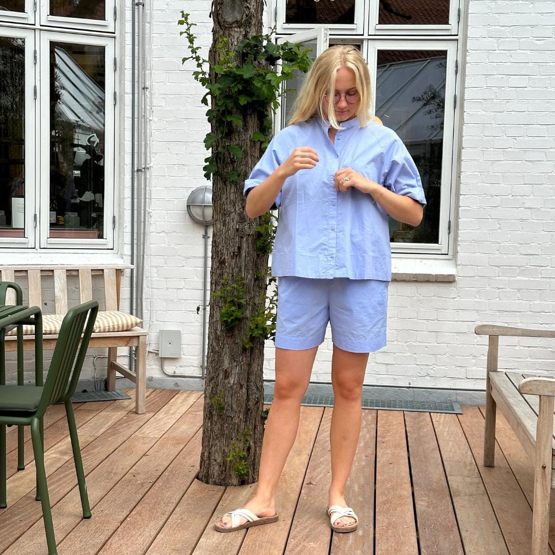 Skjorten er gennemknappet, og er lavet i en let bomuldspoplin, som gør den åndbar og super behagelig at have på. Modellen er one size, som gør den vil sidde forskelligt fra person til person, men passer størrelser fra 34-44. 