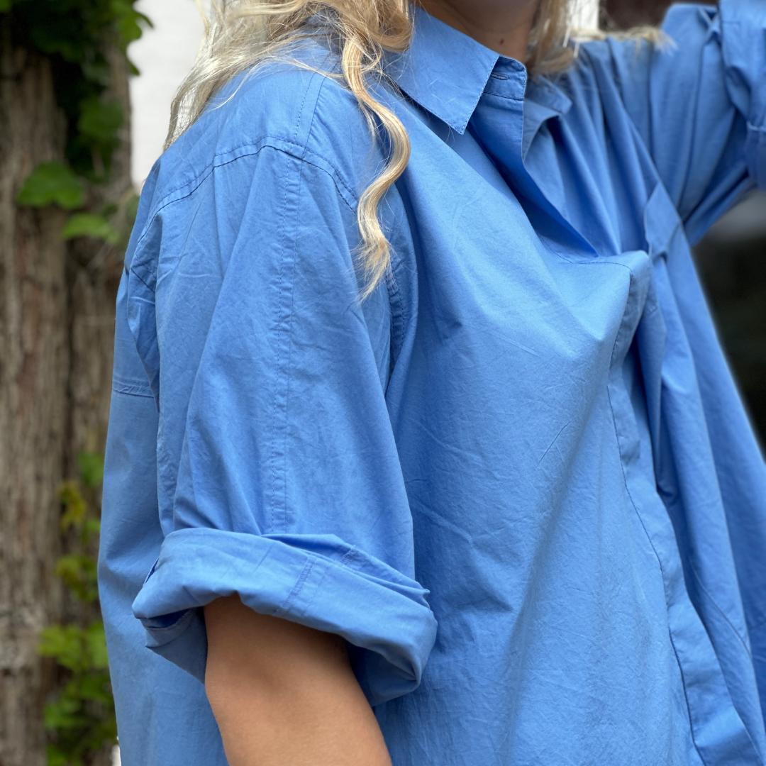Den lange Lyon skjorte er endnu en perfekt oversized hverdagsskjorte fra Frau. Skjorten er lidt længere bagpå og runder fint foran. Granada Sky er en kraftig blå farve