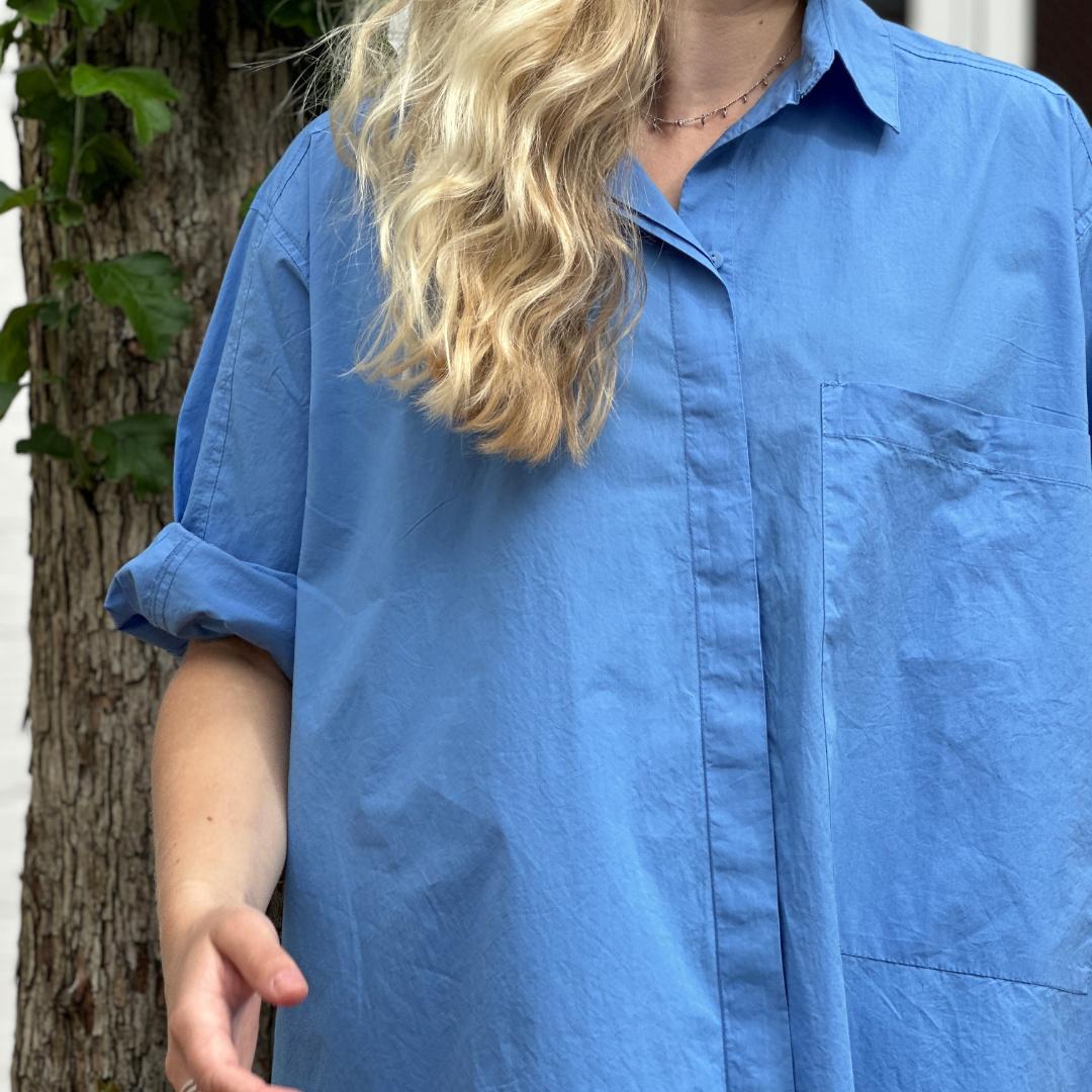 Den lange Lyon skjorte er endnu en perfekt oversized hverdagsskjorte fra Frau. Skjorten er lidt længere bagpå og runder fint foran. Granada Sky er en kraftig blå farve