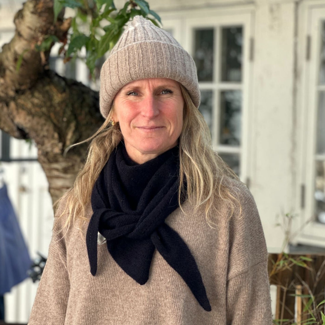 Dette store tørklæde med hulmønster bliver med sikkerhed dit foretrukne tørklæde på de kolde dage. Tørklædet er lavet i 100% cashmere, og varmer derfor dejligt din hals, samtidig med at det er let og blødt.