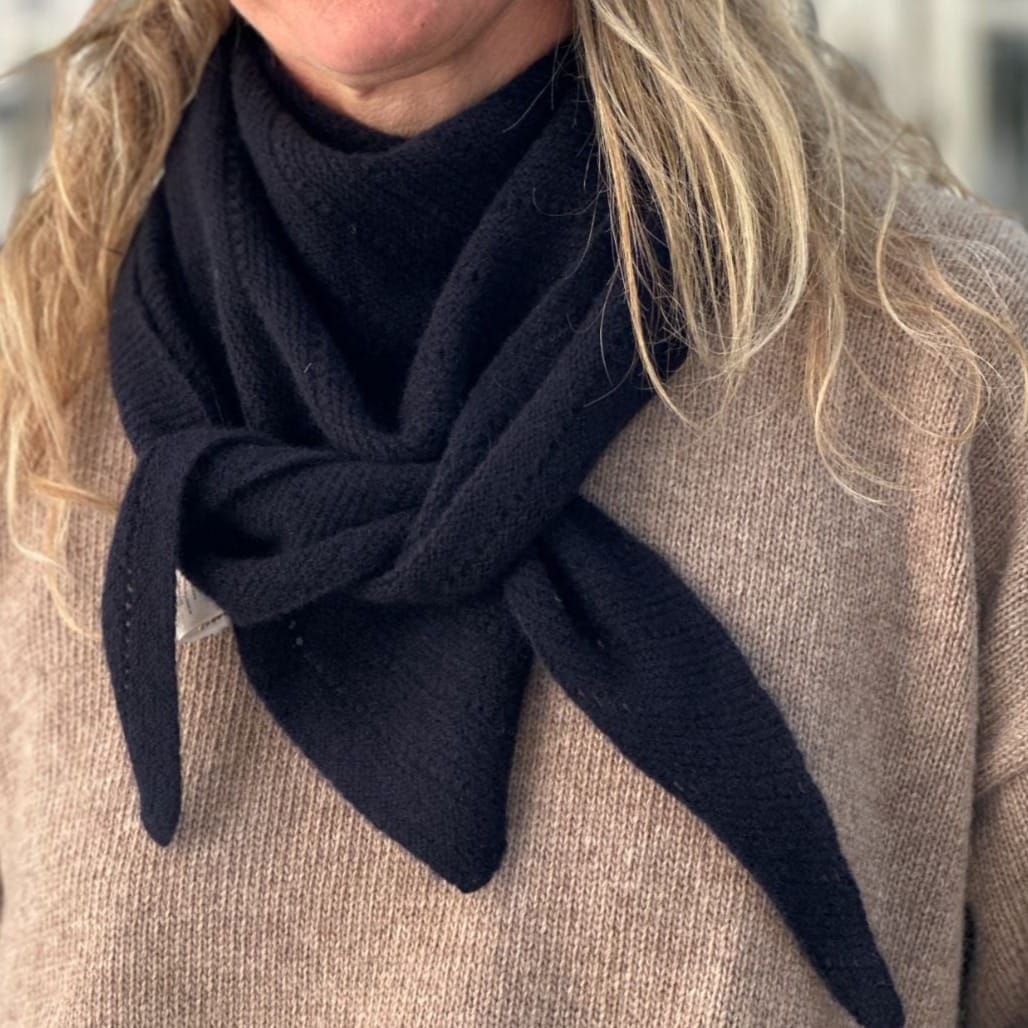 Dette store tørklæde med hulmønster bliver med sikkerhed dit foretrukne tørklæde på de kolde dage. Tørklædet er lavet i 100% cashmere, og varmer derfor dejligt din hals, samtidig med at det er let og blødt.