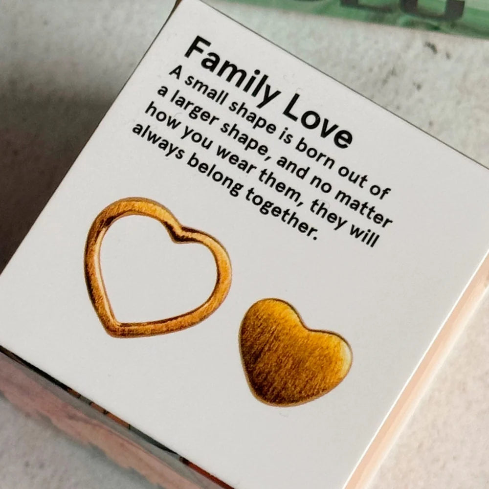Family Love øreringene fra LULU Cph er et par øreringe, hvor den ene hører unægteligt til den anden. Dette sæt består af et fyldt hjerte og et omrids af et hjerte i guld