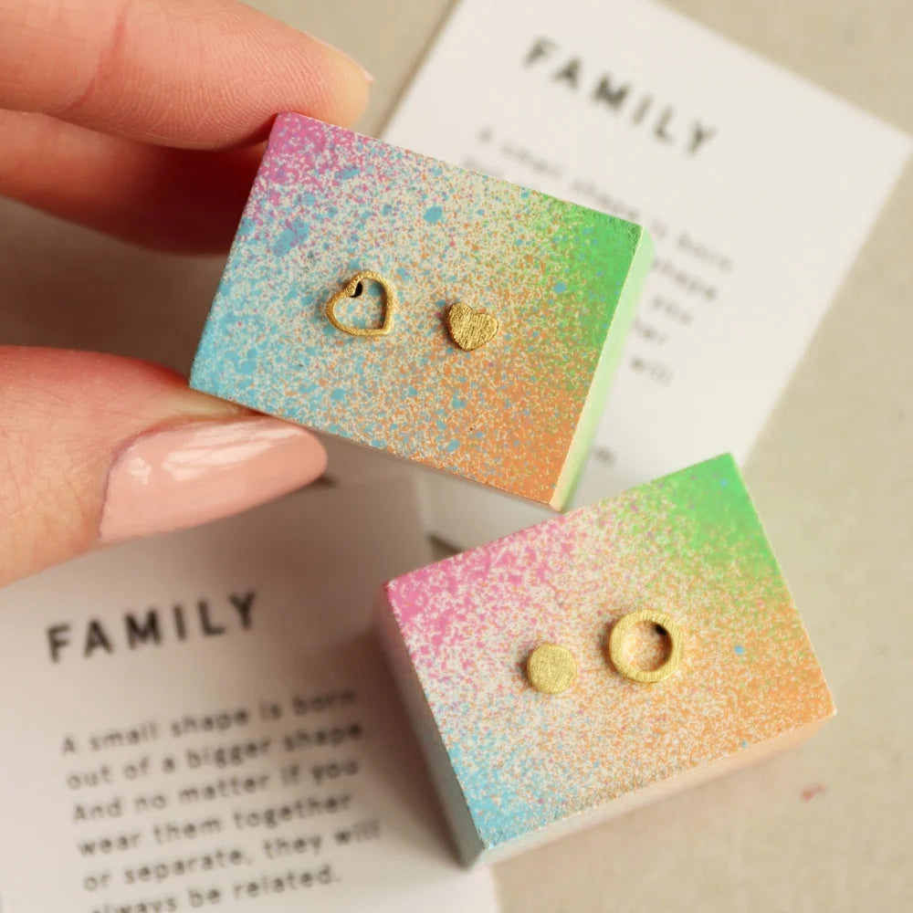 Family Love øreringene fra LULU Cph er et par øreringe, hvor den ene hører unægteligt til den anden. Dette sæt består af et fyldt hjerte og et omrids af et hjerte i guld