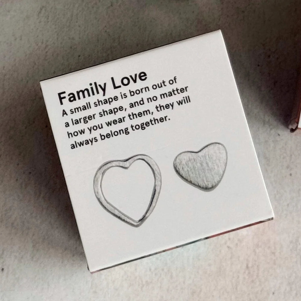 Family Love øreringene fra LULU Cph er et par øreringe, hvor den ene hører unægteligt til den anden. Dette sæt består af et fyldt hjerte og et omrids af et hjerte i sølv
