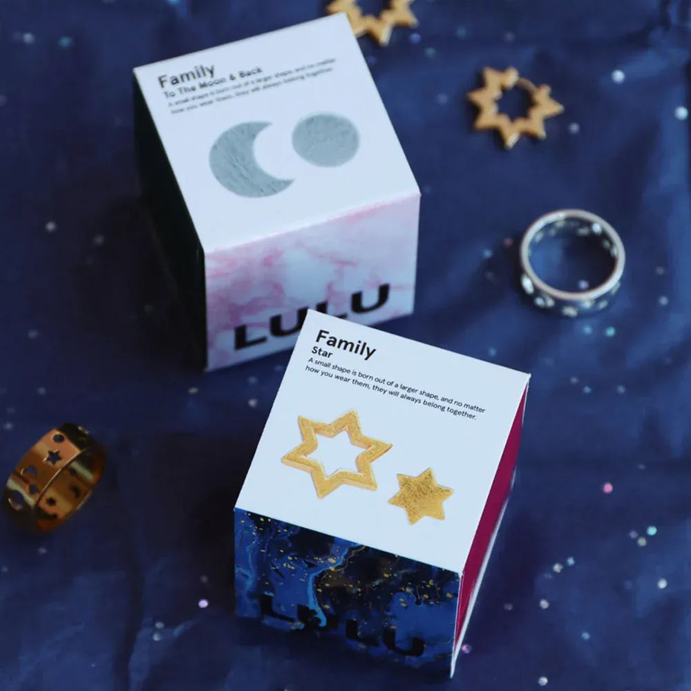 Family star øreringene fra LULU Cph er et par øreringe, hvor den ene hører unægteligt til den anden. Dette sæt består af en fyldt stjerne og et omrids af en stjerne i guld